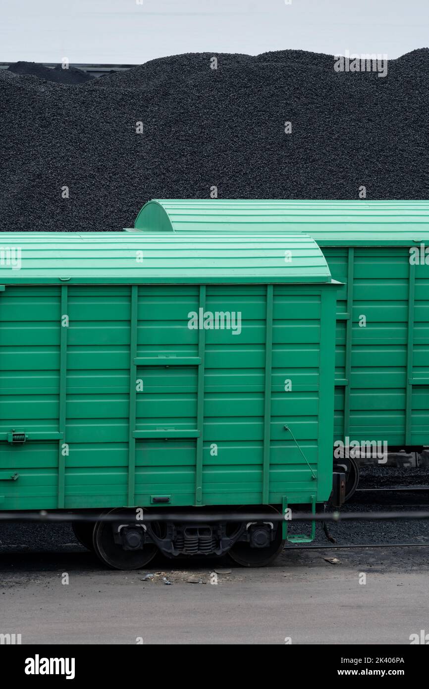 Container für logistischen Import-Export-Operationen mit Kohle und anderen Materialien auf dem Bahnhof Stockfoto