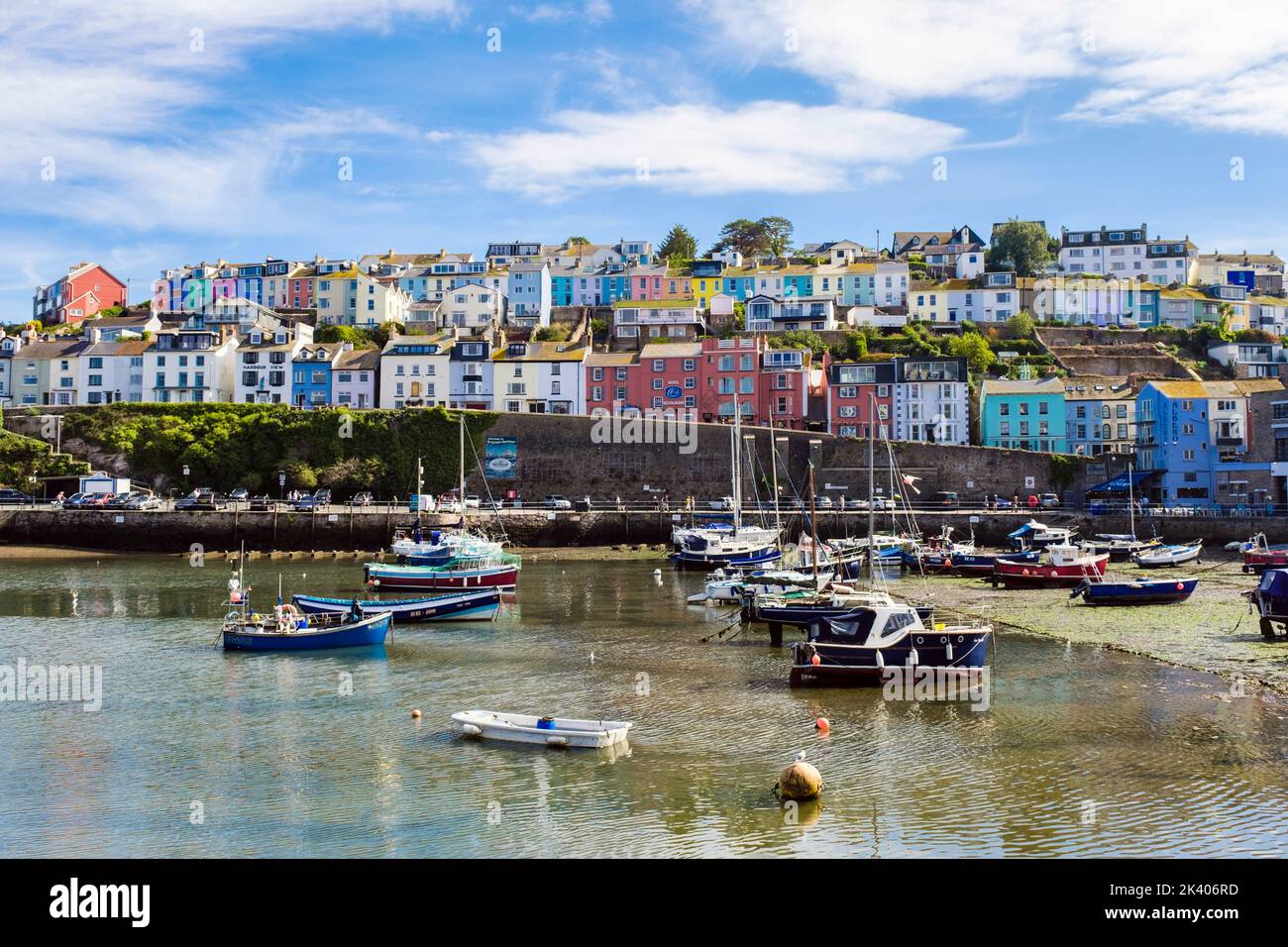 Farbenfrohe Häuser mit Blick auf den inneren Hafen. Brixham, Devon, England, Großbritannien Stockfoto