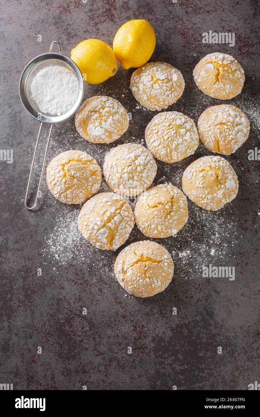 Hausgemachte Kekse mit Zitronengeschmack Nahaufnahme auf dem Tisch. Vertikale Draufsicht von oben Stockfoto