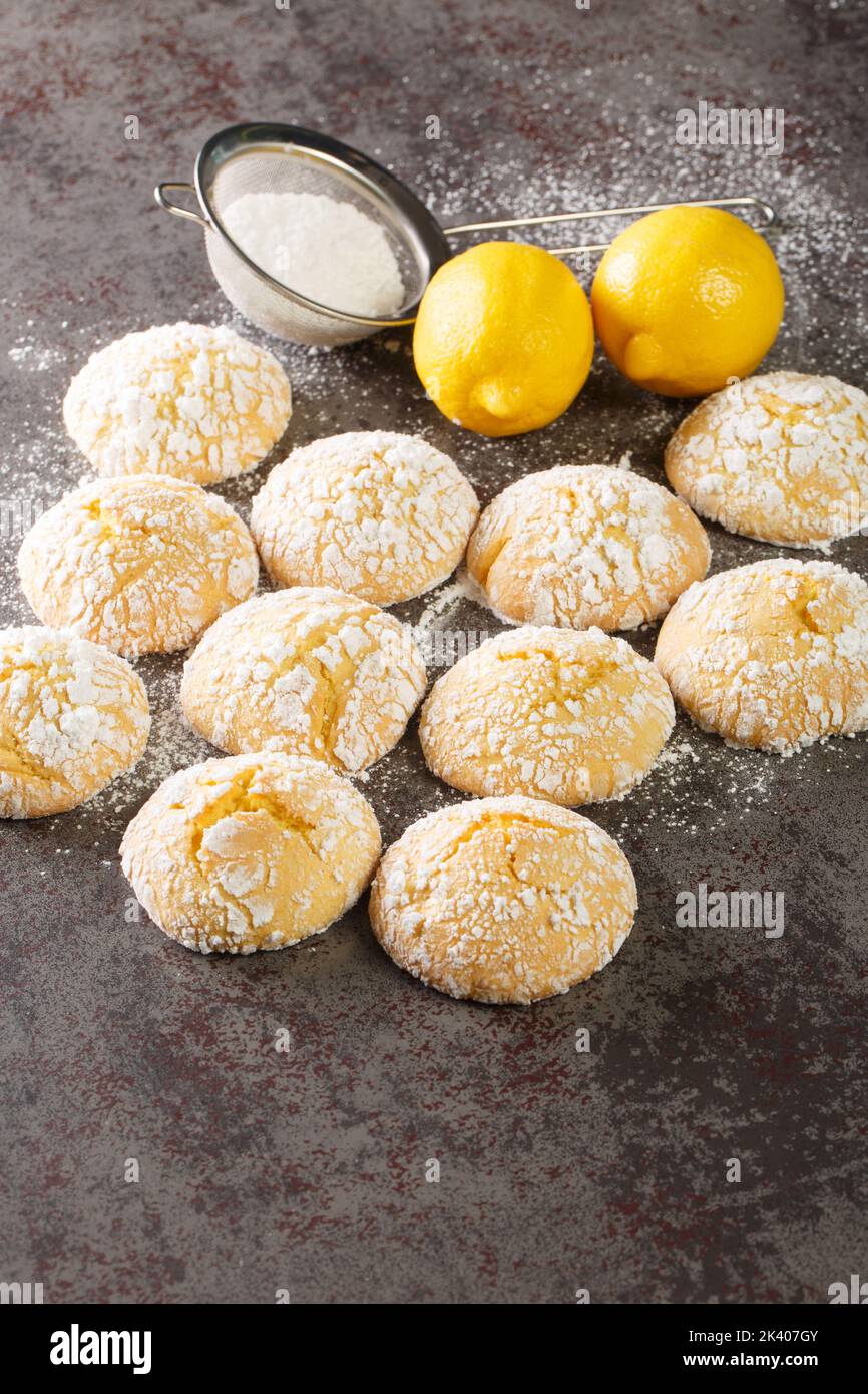 Hausgemachte Kekse mit Zitronengeschmack Nahaufnahme auf dem Tisch. Vertikal Stockfoto