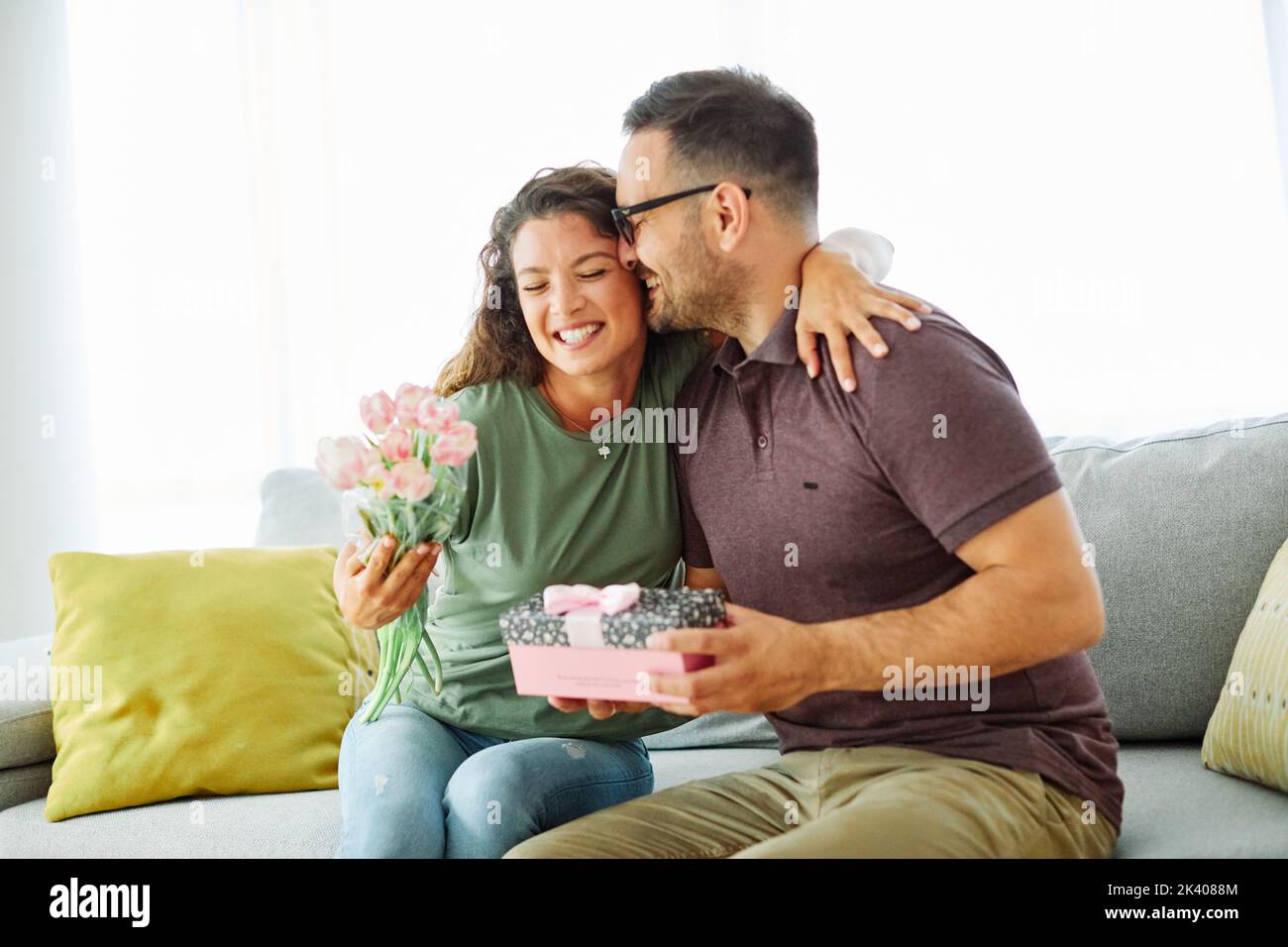 Geschenk Frau Mann Paar glücklich Liebe Glück präsentieren romantisch lächelnd zusammen Box Freundin Stockfoto