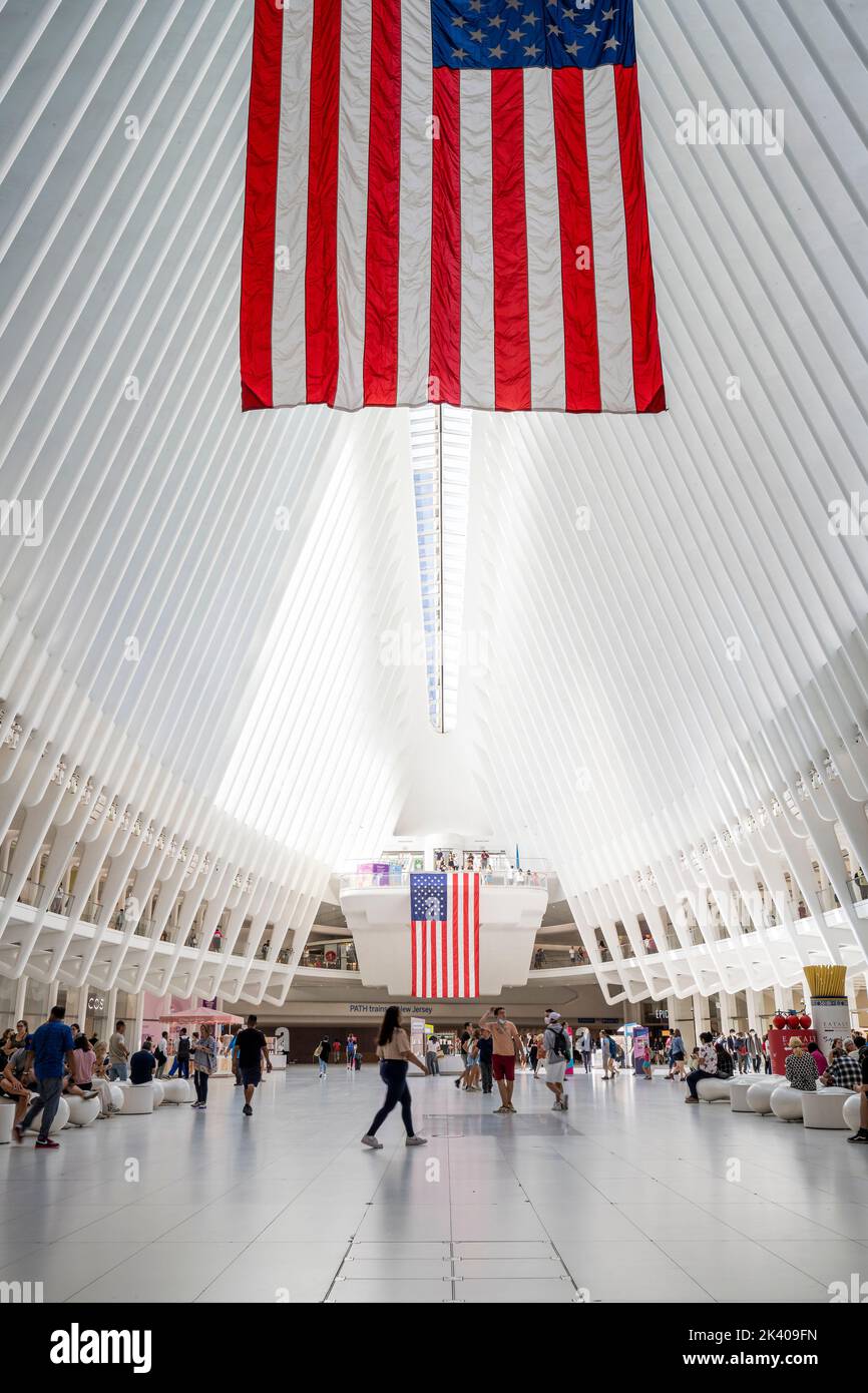 Die Innenräume des Bahnhofs des World Trade Center (PATH), auch bekannt als Oculus, wurden vom Architekten Santiago Calatrava, Manhattan, New York, USA, entworfen Stockfoto