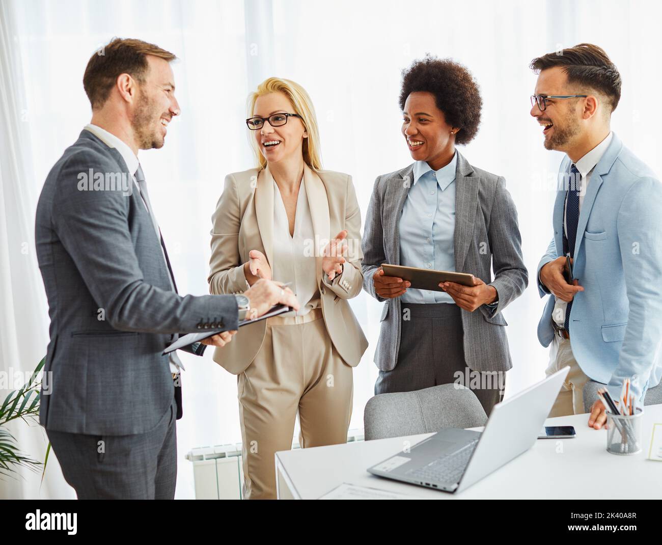 Junge Geschäftsleute treffen Büro Teamarbeit Gruppe Erfolg Unternehmensgespräch Stockfoto