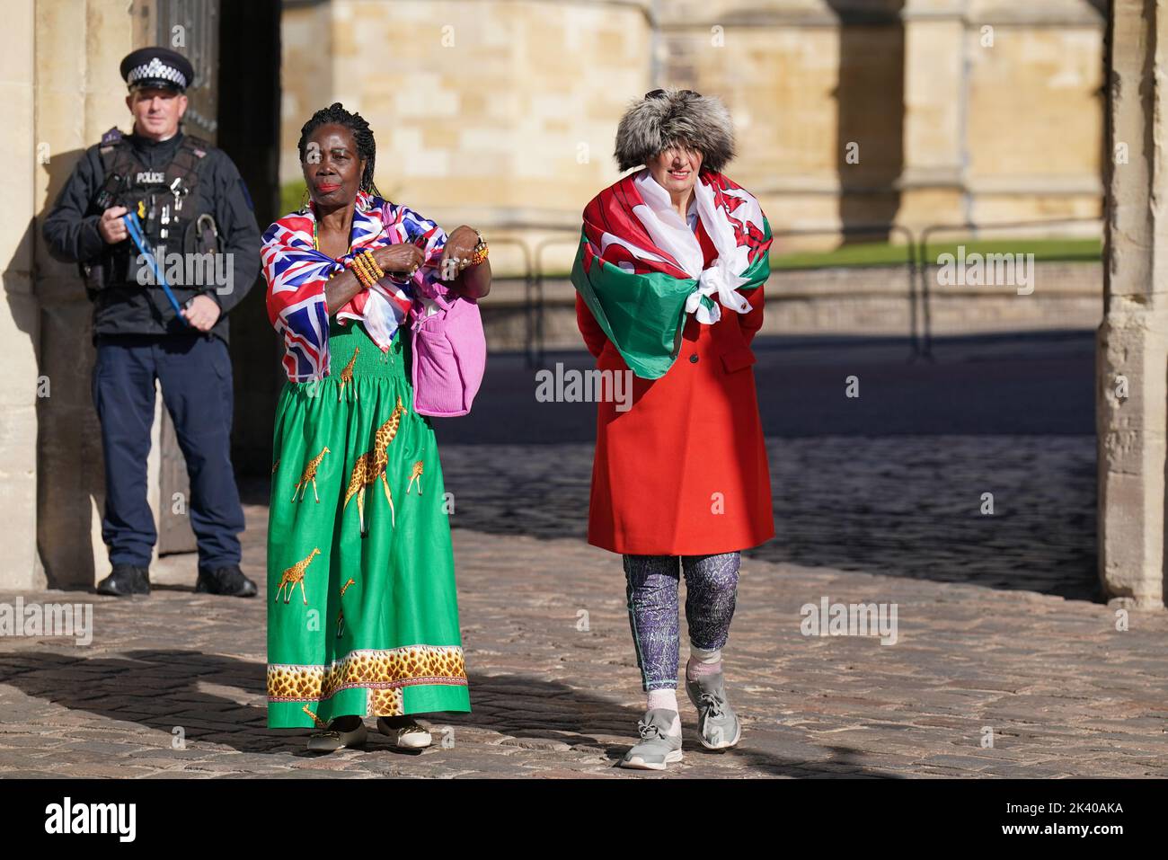 GRACE Gotharg und Anne Daley, die nach dem Besuch von Windsor Castle und St. George's Chapel die Stadt zum ersten Mal seit dem Tod von Königin Elizabeth II. Wieder für die Öffentlichkeit öffnen, wurden ERNEUT MIT DEM KORRIGIERENDEN NACHNAMEN GRACE Gotharg und ANNE Daley übertragen. Die ersten Mitglieder der Öffentlichkeit werden die letzte Ruhestätte der Königin besuchen und den Hauptstein in der George VI Memorial Chapel sehen können, die mit ihrem Namen beschriftet ist. Bilddatum: Donnerstag, 29. September 2022. Stockfoto