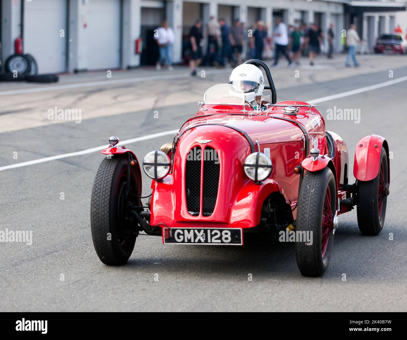 Peter Dubskys Red, 1937, Aston Martin 15/98 2-Sitzer in der Boxengasse beim Start des MRL Pre-war Sports Cars 'BRDC 500' Race Stockfoto