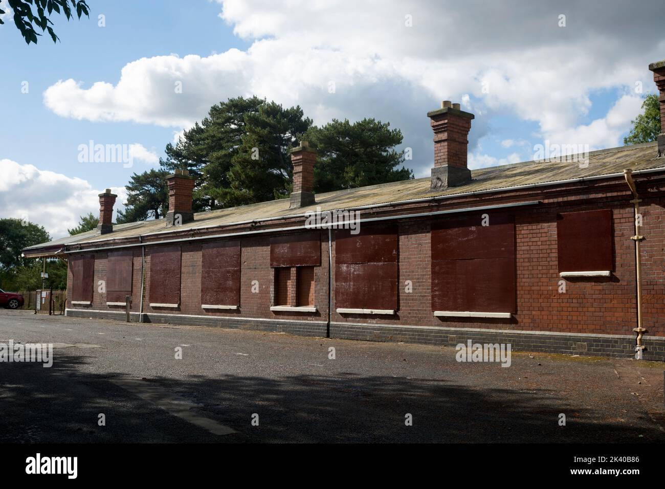 An Bord vor dem Bahnhof Henley-in-Arden, Warwickshire, England, Großbritannien Stockfoto