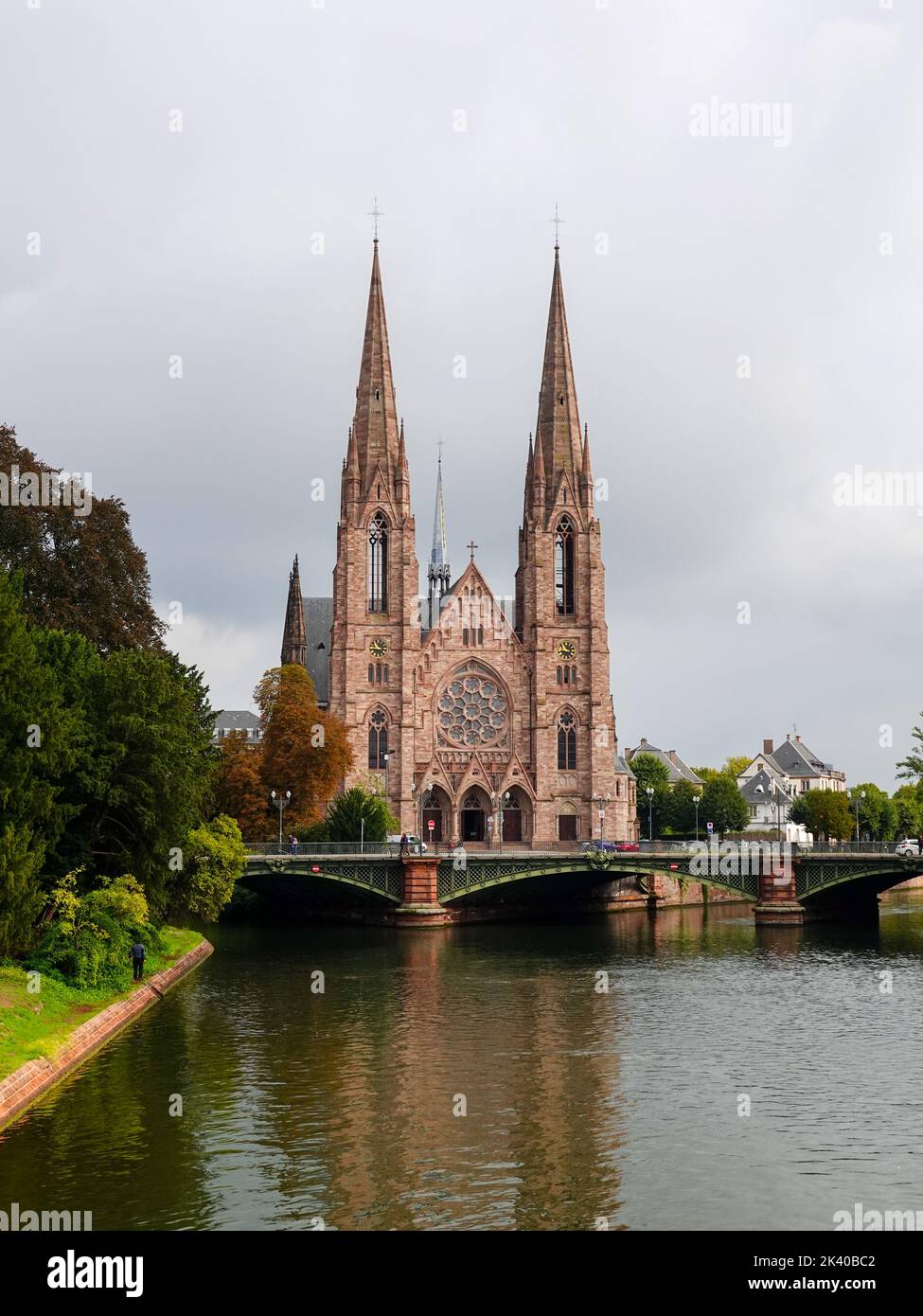 St. Paul's Church of Strasbourg, Église Saint-Paul de Strasbourg, neugotische Architektur mit zwei Stiften in Pont d'Auvergne, Elsass, Frankreich. Stockfoto