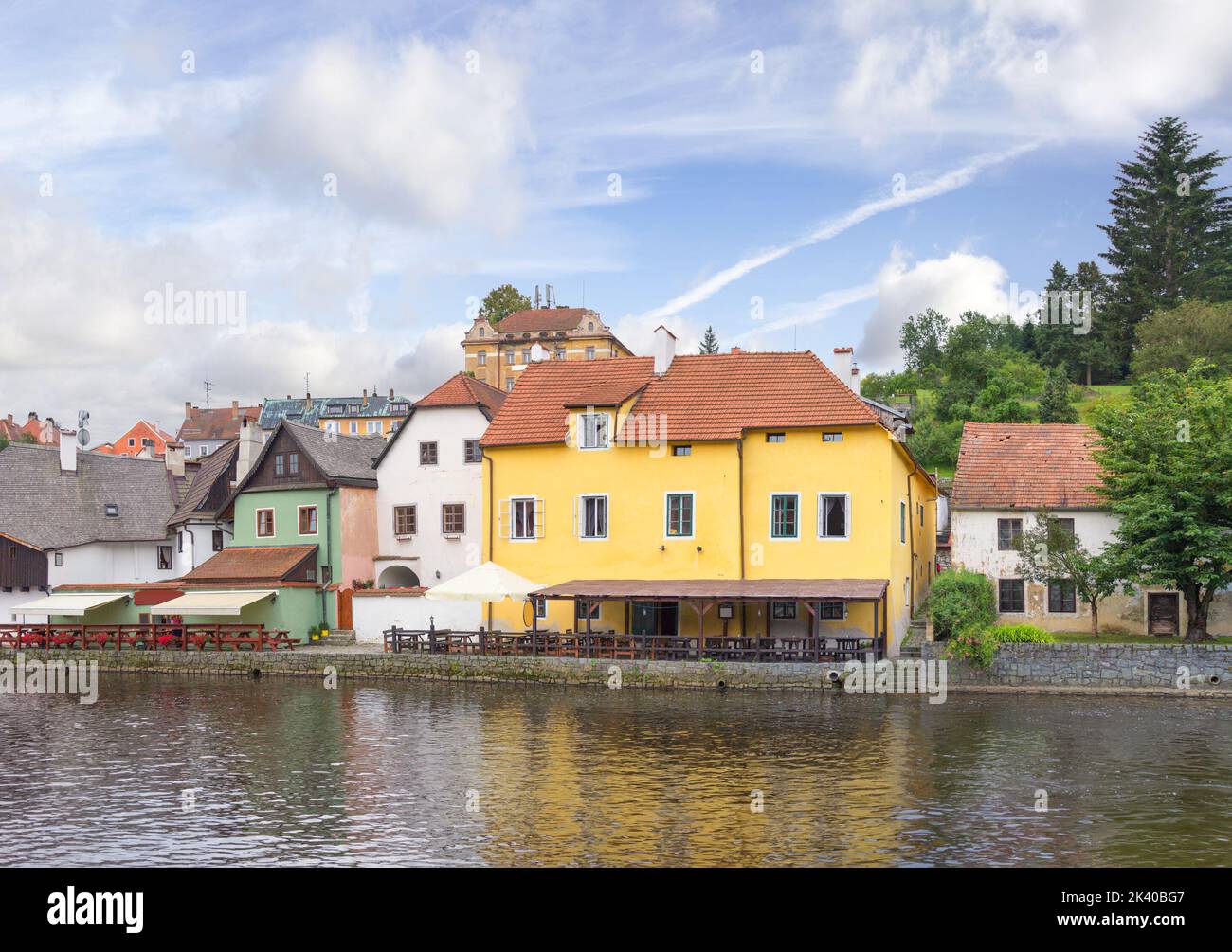 Schöne alte Gebäude am Ufer der Moldau. Cesky Krumlov, Tschechische Republik Stockfoto