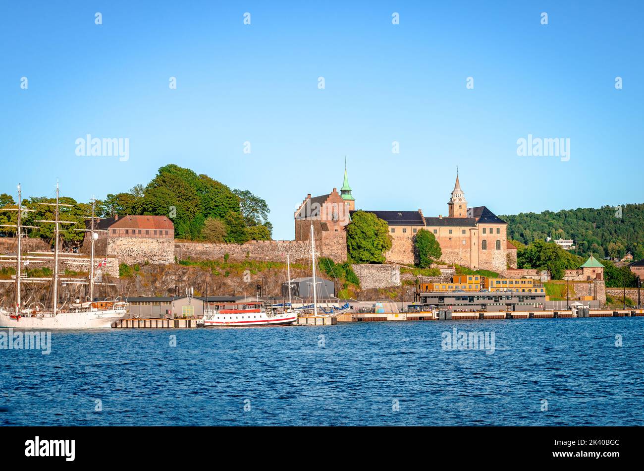 Oslo, Norwegen - August 13 2022: Festung Akersus vom Meer aus gesehen (Oslofjord). Stockfoto