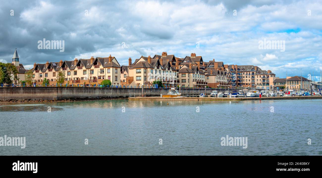 Panorama der Uferpromenade von Malahide, mit schönen Häusern am Meer. Malahide ist eine wohlhabende Küstensiedlung in Fingal, County Dublin, Irland. Stockfoto