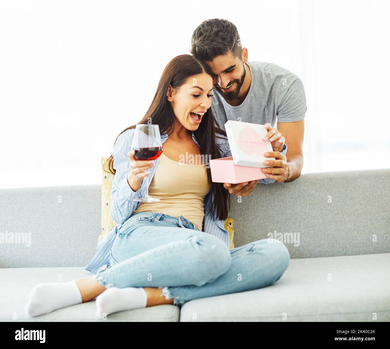 Geschenk Frau Mann Paar glücklich Liebe Glück präsent Überraschung romantisch lächelnd zusammen Box Freundin Stockfoto