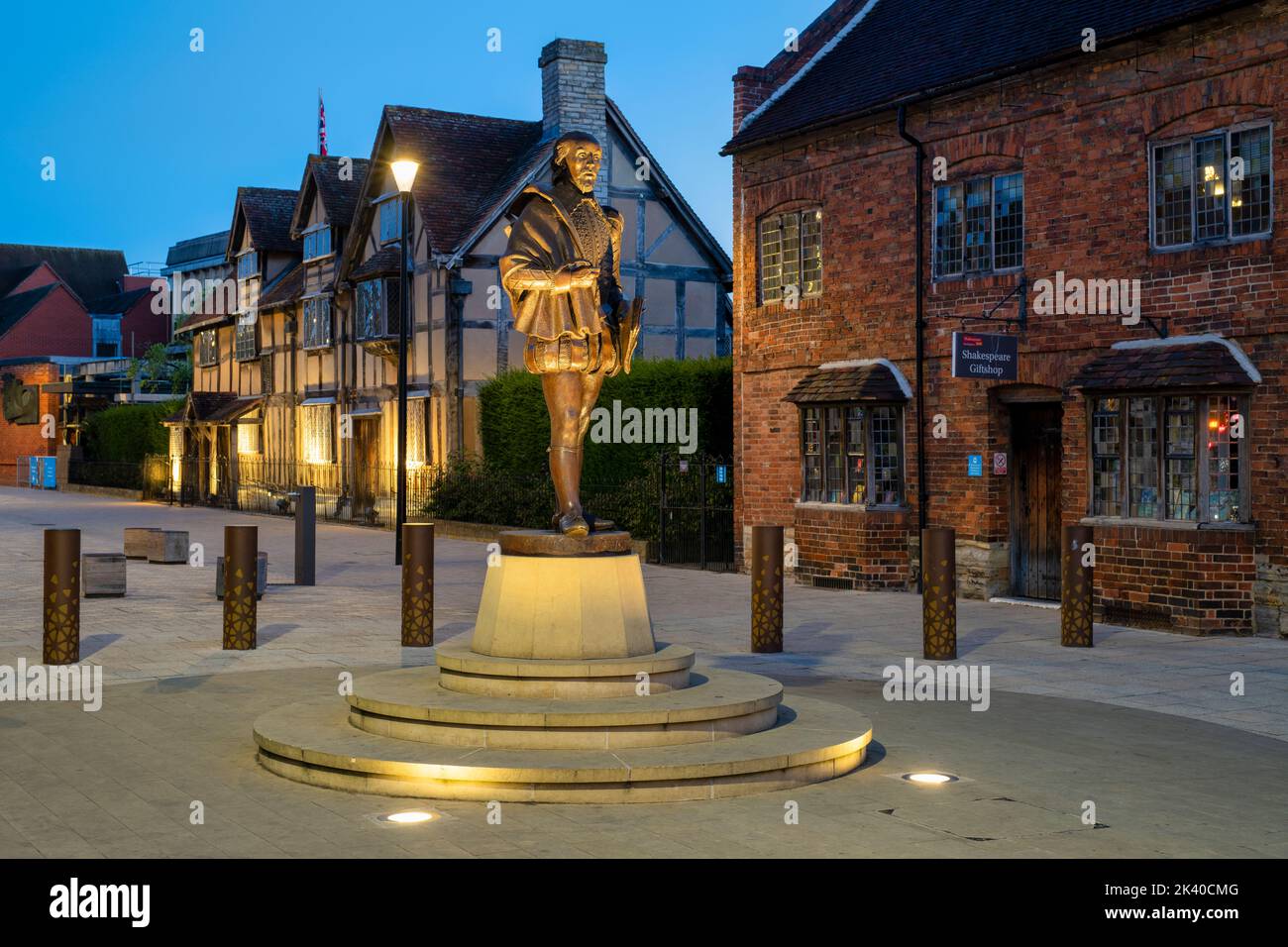 Die Statue von William Shakespeare erleuchtete im Morgengrauen. Henley Street, Stratford-upon-Avon, Warwickshire, England Stockfoto
