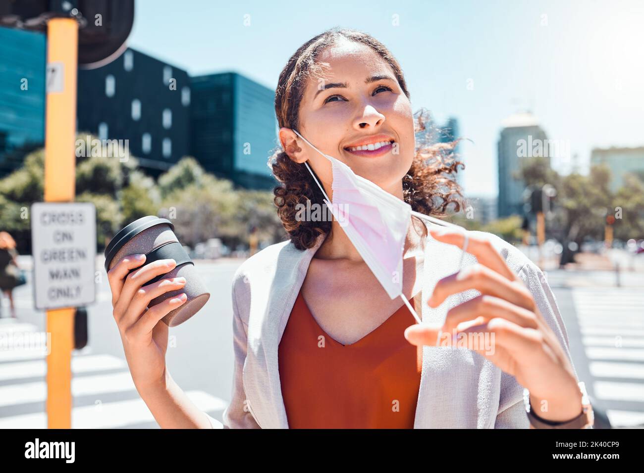 Geschäftsfrau zieht am Ende der Covid mit einem glücklichen Lächeln in