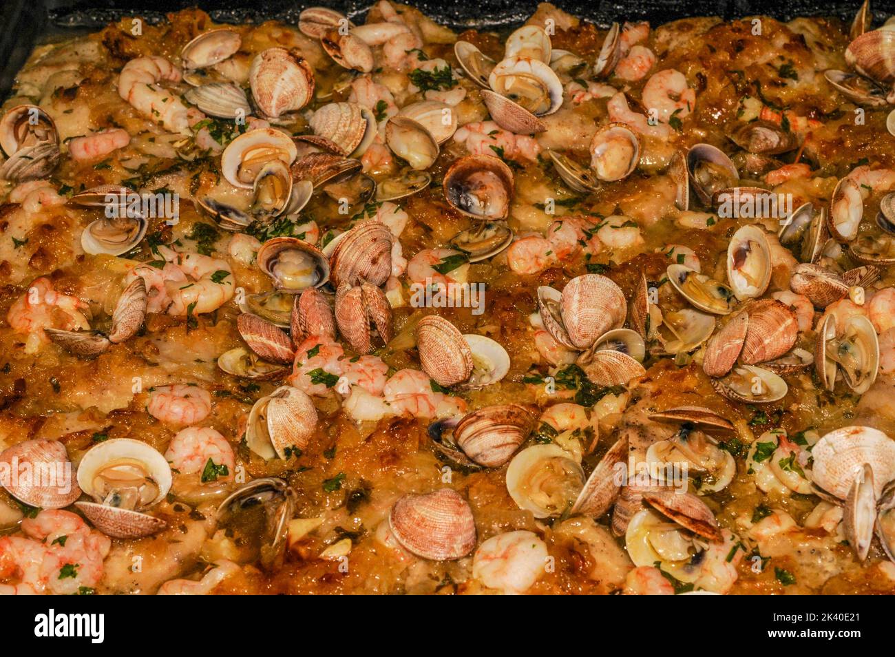 Zackenbarsch Kochen im Ofen mit Garnelen und Muscheln. Stockfoto
