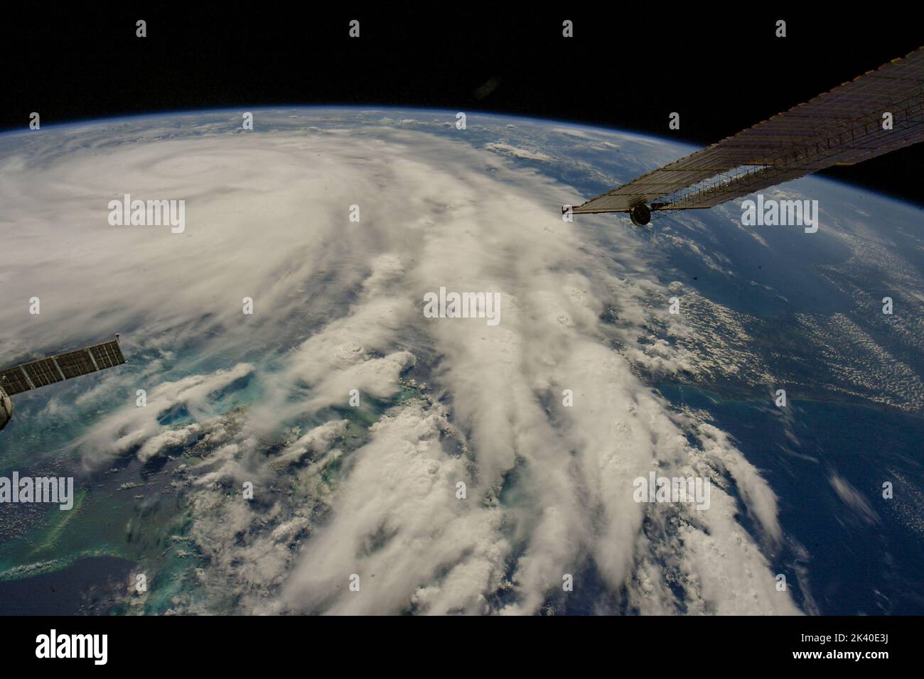 KARIBISCHES MEER - 26. September 2020 - die Astronauten auf der Internationalen Raumstation fangen dieses dramatische Bild des von dem Weltraumbahnhof Ian in Richtung CO aufragenden Atems ein Stockfoto