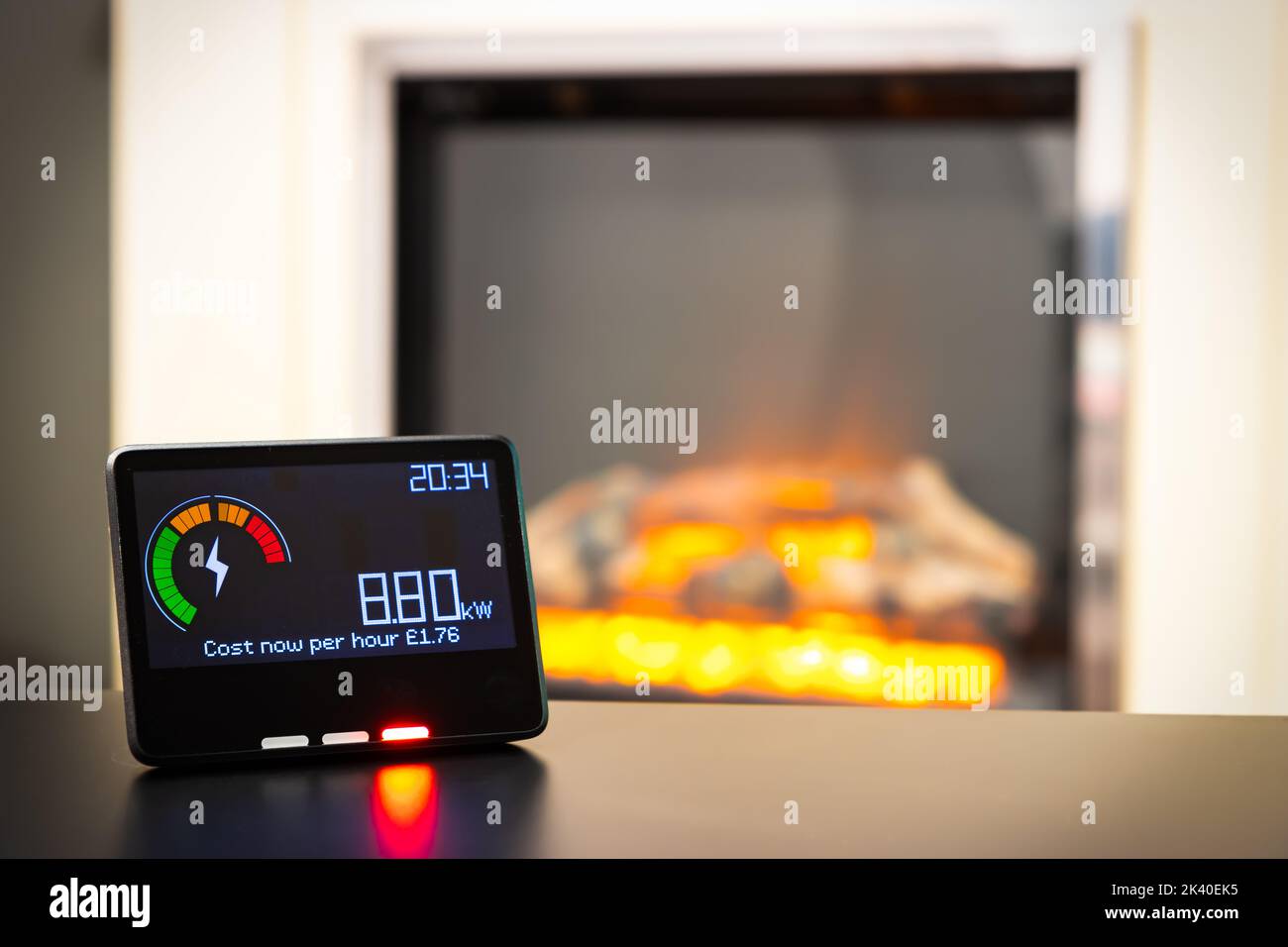 Smart Meter mit hohen Energiekosten und einem Elektrobrand im Hintergrund Stockfoto