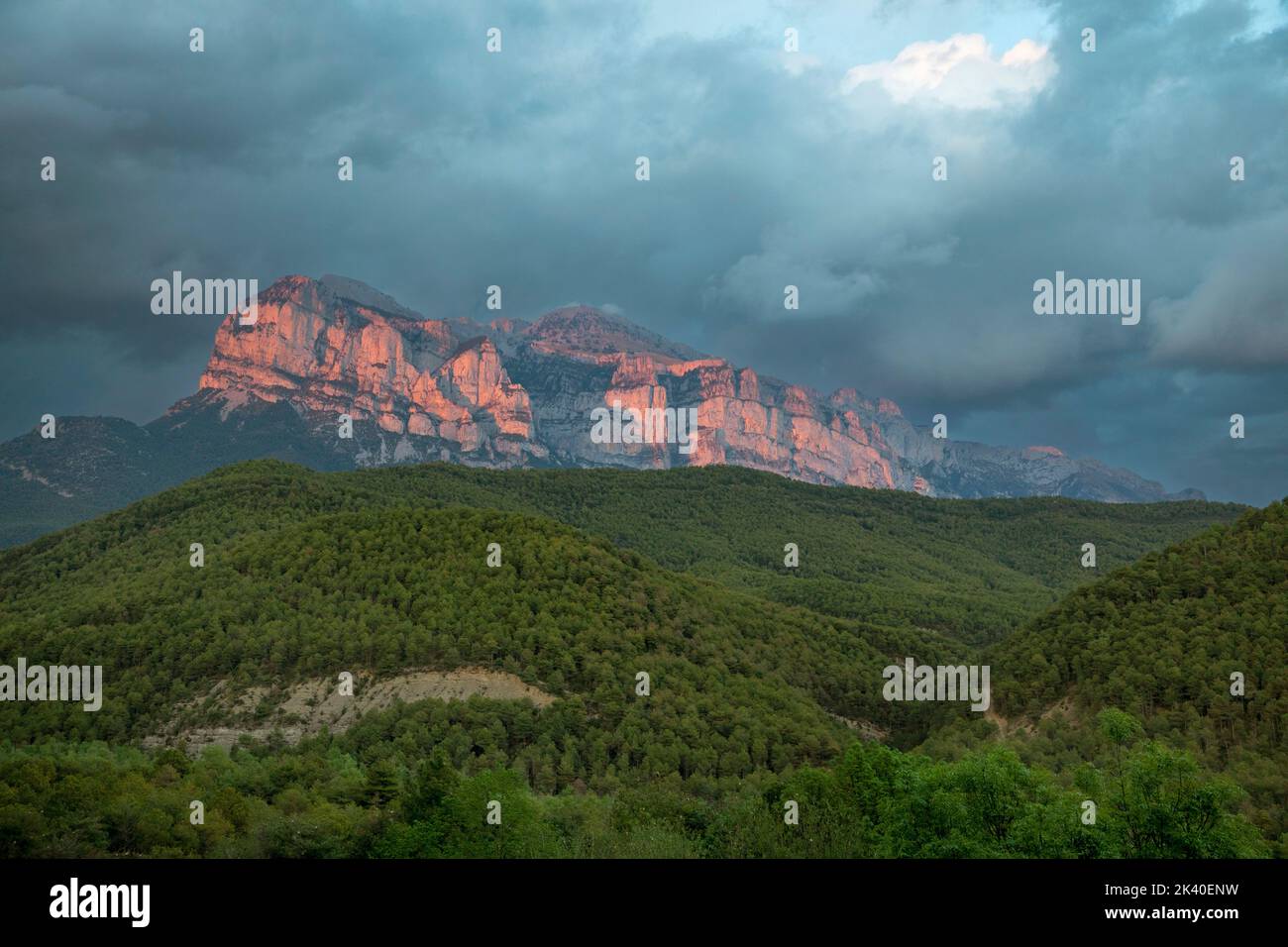 Felswand in den Pyrenäen nach einem starken Regen am letzten Abend Licht, Spanien, Aragon, Bielsa Stockfoto