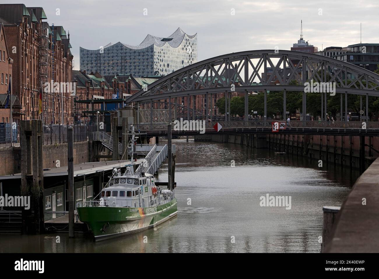 Zollkanal mit dem Schiff des Zollmuseums auf der Kornbrücke und der Elbphilarmonie, Deutschland, Hamburg Stockfoto
