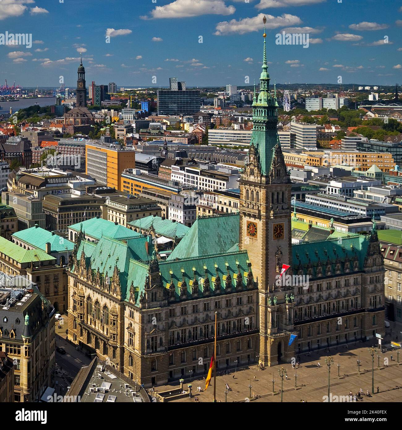 Stadtansicht von oben mit dem Hamburger Rathaus und dem Michel, Deutschland, Hamburg Stockfoto