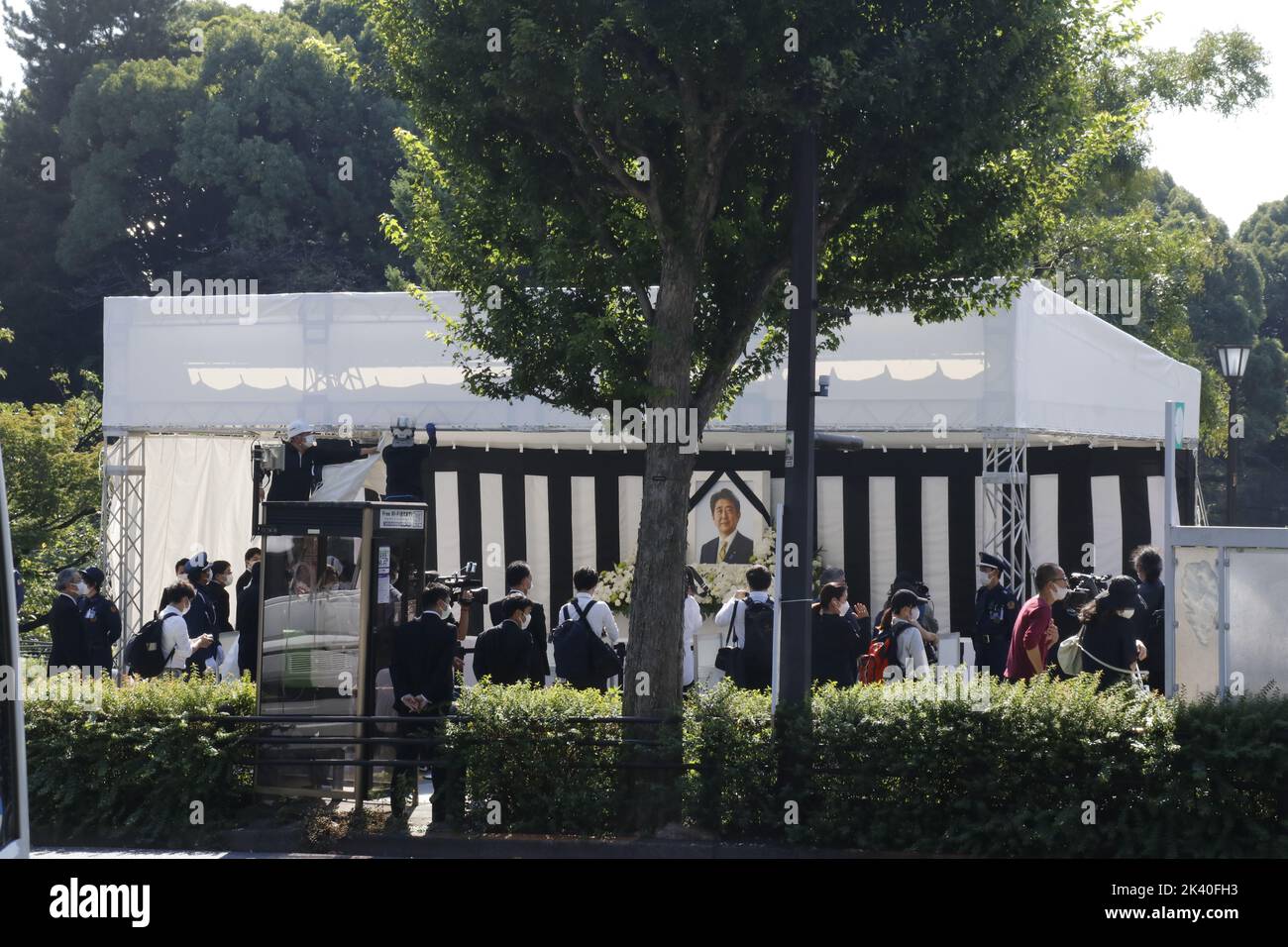 Der Blumenstand wurde am Morgen vor Nippon Budokan aufgestellt, wo am 27. September 2022 in Tokio, Japan, die staatliche Beerdigung des ehemaligen japanischen Premierministers Shinzo Abe stattfindet. Stockfoto