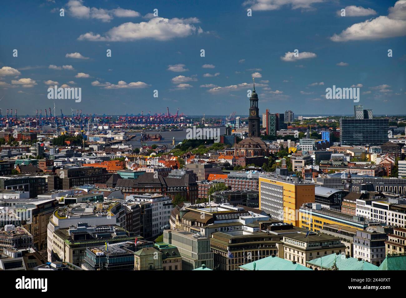 Stadtansicht von oben mit dem Michel und dem Hamburger Hafen, Deutschland, Hamburg Stockfoto