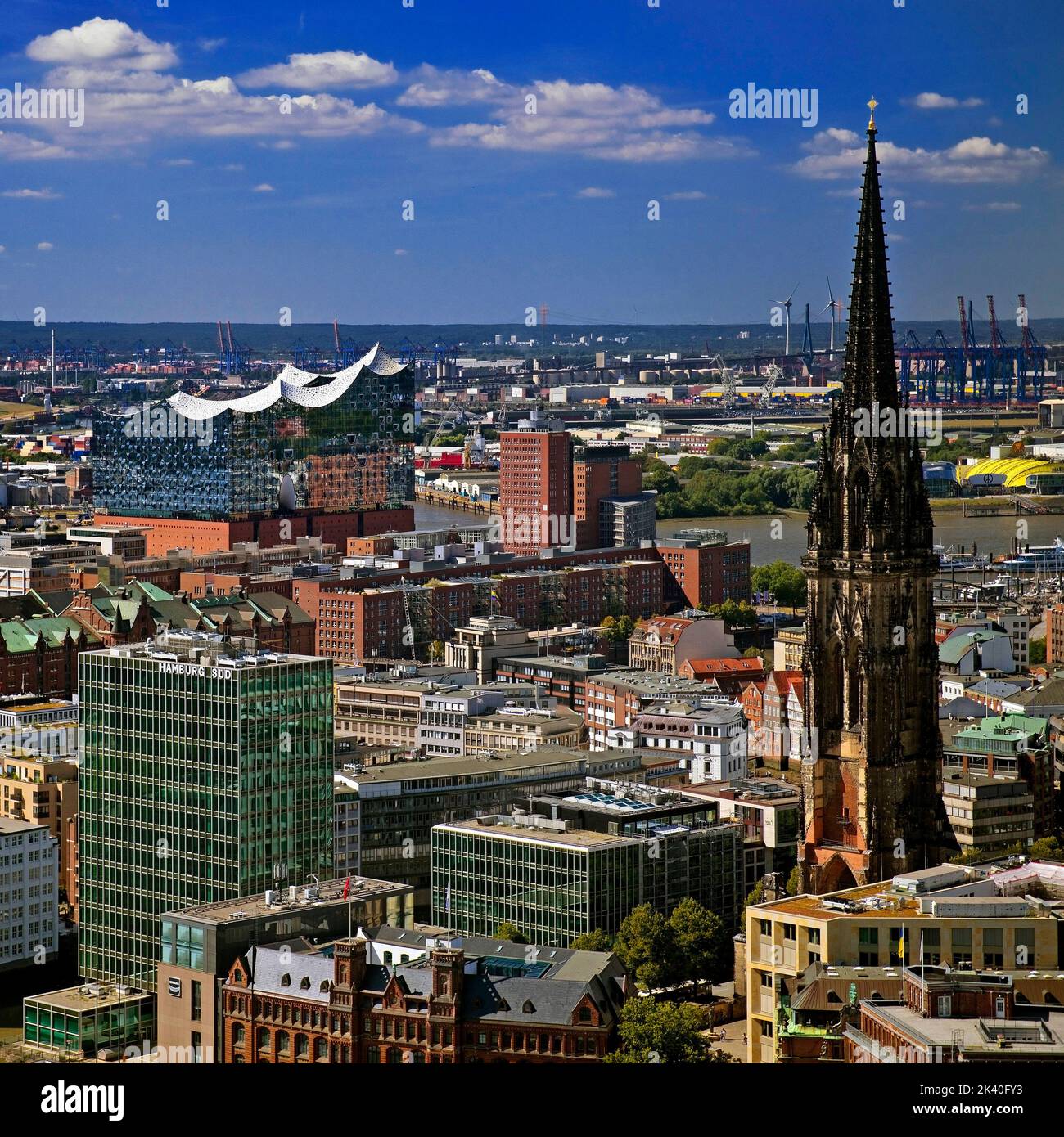 Stadtansicht von oben mit der St. Nikolai-Gedenkstätte und der Elbphilharmonie, Deutschland, Hamburg Stockfoto