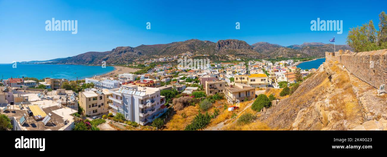 Blick auf das traditionelle griechische Dorf und den Strand Paleochora, Kreta, Griechenland. Panoramabild von Paleochora Dorf und Strand auf der Insel Kreta, Greec Stockfoto