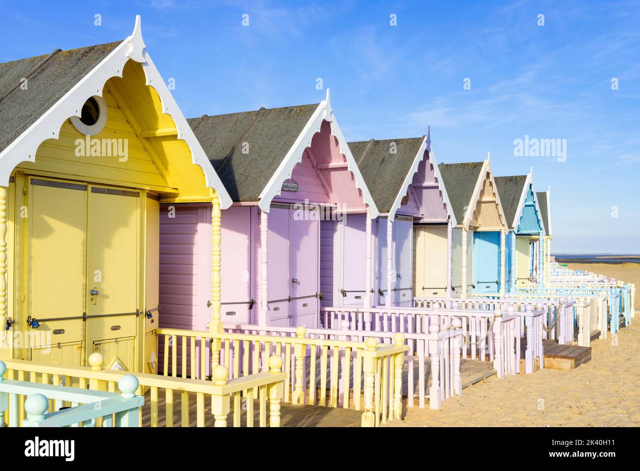 Mersea Island Strandhütten Bunte Strandhütten Mersea Island Strand West mersea Island Essex England GB Europa Stockfoto