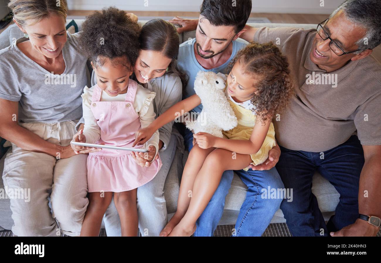 E-Learning, Kinder- und Familienunterstützung auf dem Sofa mit einem Tablet für Online-Bildung, digitaler Unterrichtssoftware und Kinder-Website. Glückliche Großeltern, Mama Stockfoto