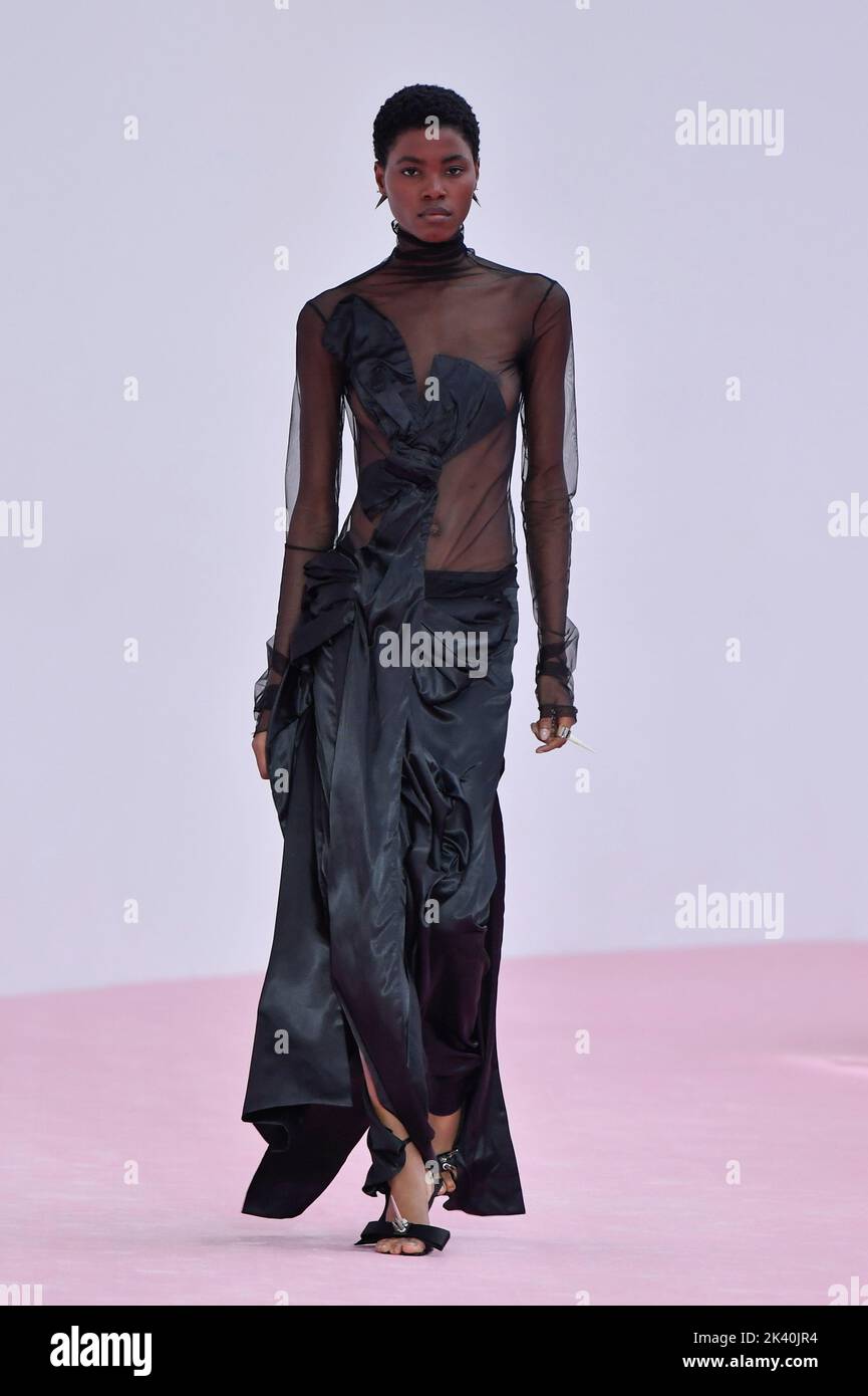 Ein Model geht auf der Fashion Show von Akne während der Fashion Show im Frühling Sommer 2023 auf der Paris Fashion Week in Paris am 28 2022. September auf dem Laufsteg. (Foto von Jonas Gustavsson/Sipa USA) Stockfoto