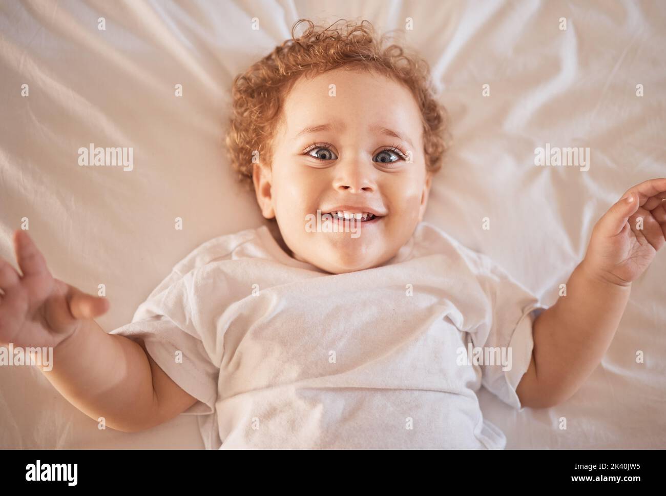 Portrait, Baby und glückliche Kleinkinder entspannen sich im Schlafzimmer, zu Hause und verspielte Jugendliche in Australien. Über dem Gesicht von niedlichen, lustigen und aufgeregt jungen Kindern Stockfoto