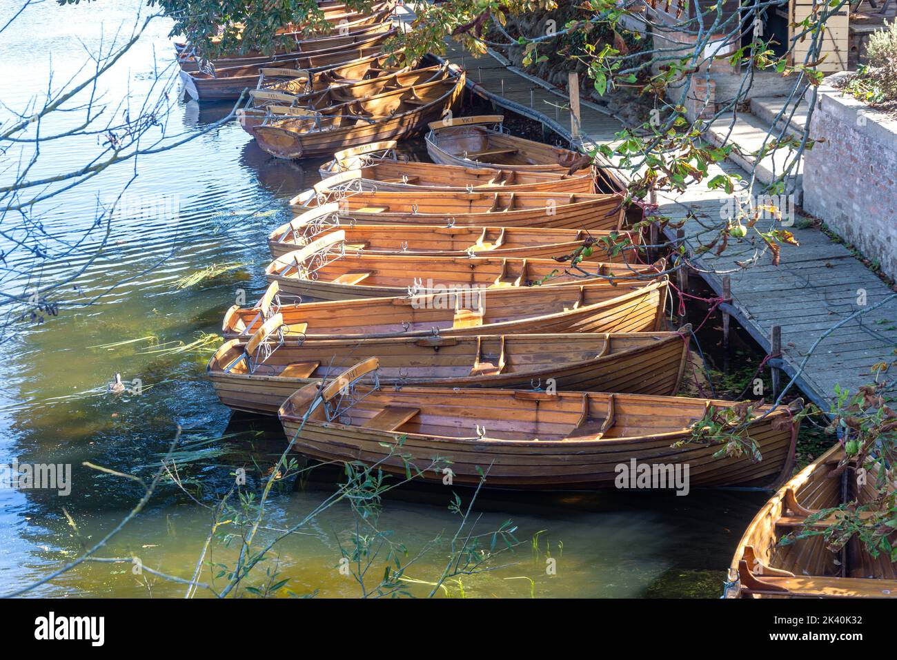 Holzvermietungsboote auf River Stour, The Boathouse, Mill Lane Dedham, Essex, England, Vereinigtes Königreich Stockfoto