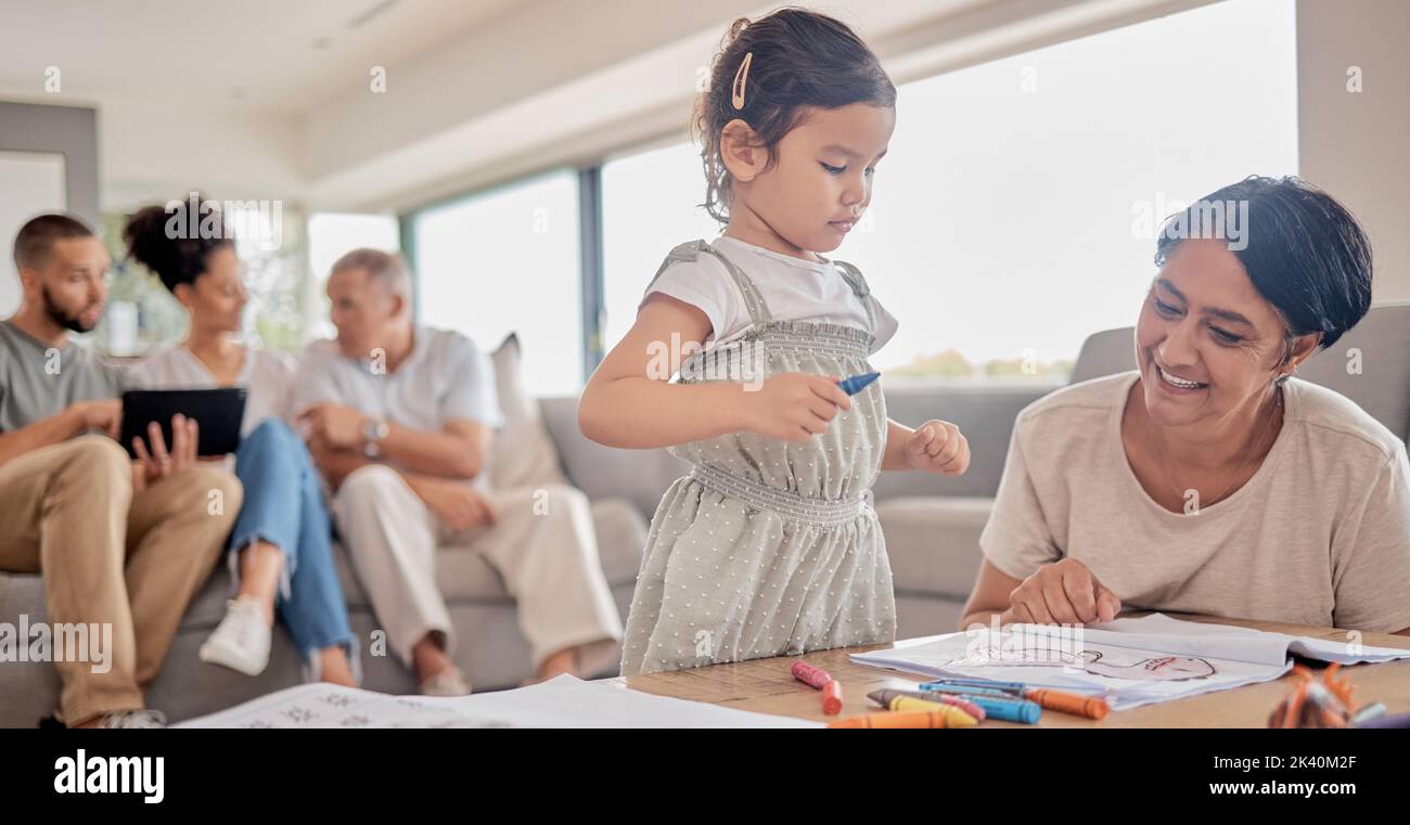 Glückliche Familie, Kind und Großmutter verbinden sich und zeichnen ein Bild im Wohnzimmer, glücklich und entspannen. Liebe, Kinder und Familie Zeit mit Mädchen genießen Stockfoto