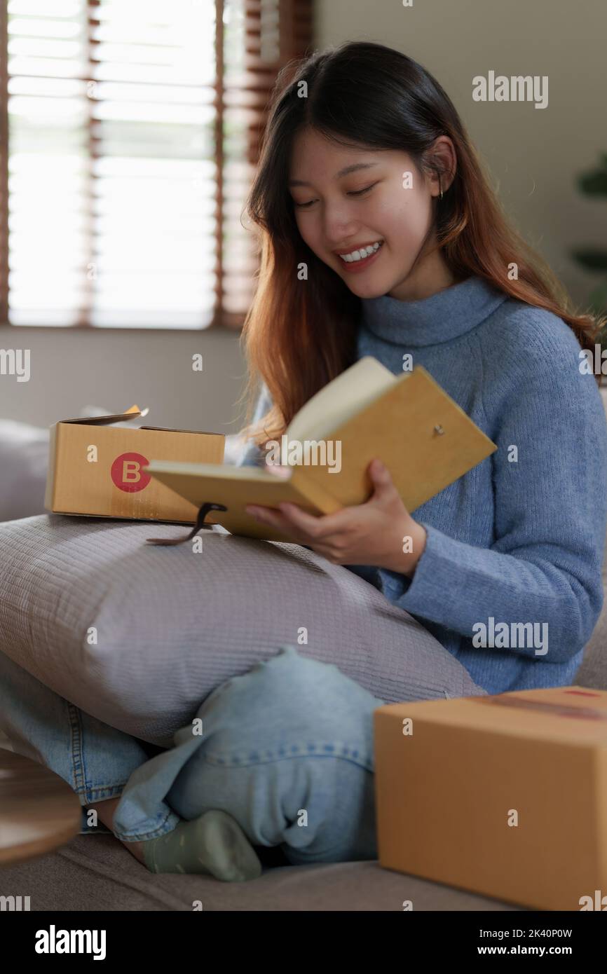 Asiatische KMU-Geschäft Frau arbeitet im Home Office. Online-Shopping-Konzept Stockfoto