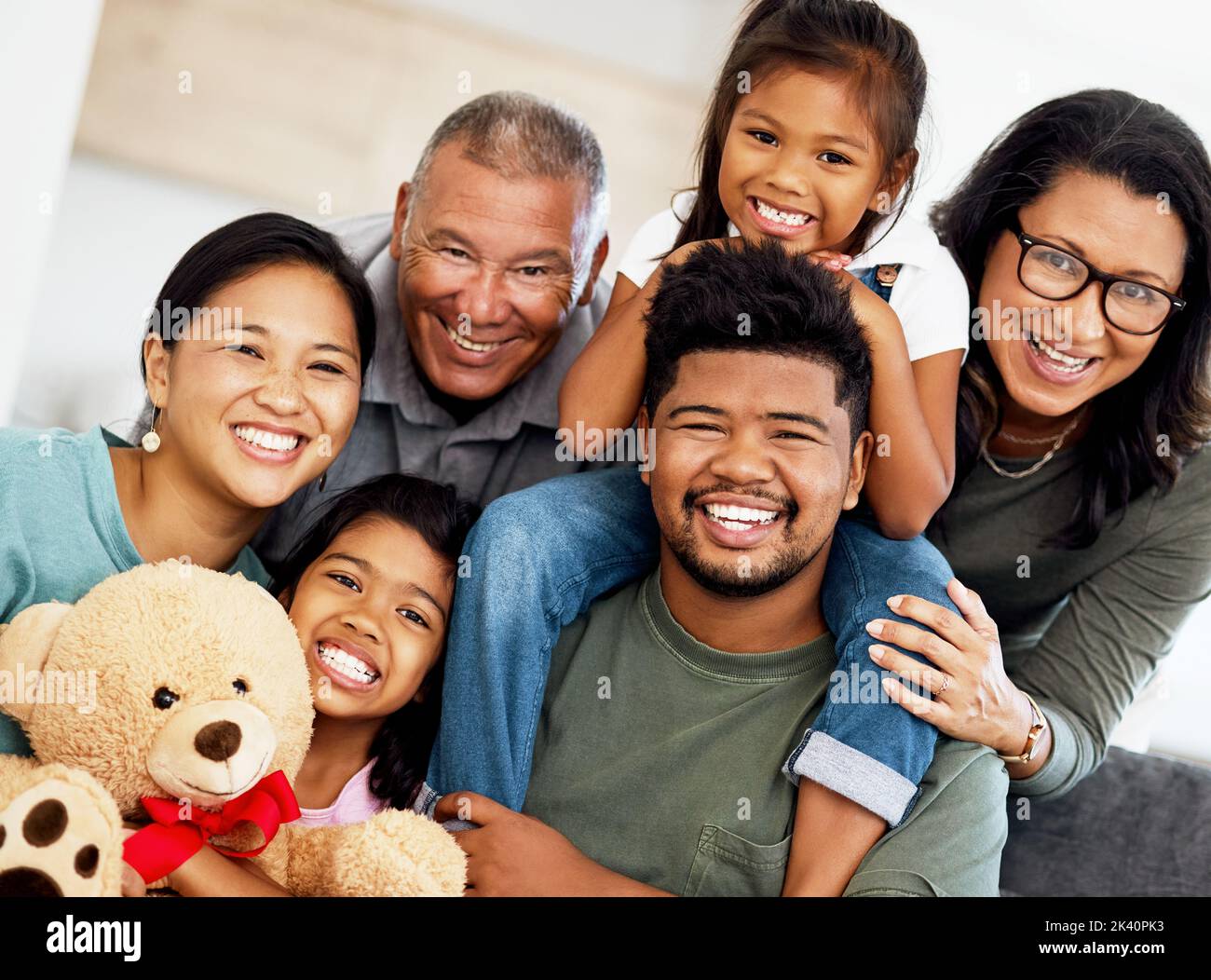 Familienhaus, glückliches Porträt und Großeltern im Wohnzimmer mit Kindern, Lächeln während des Hausbesuches und Pflege auf dem Sofa in der Lounge zusammen. Afrikanisch Stockfoto