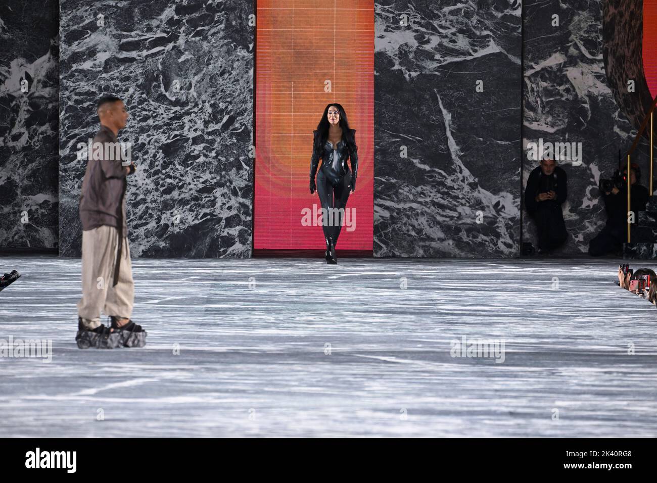 Paris, Frankreich. 28. September 2022. Balmain-Designer Olivier Rousteing und Cher gehen auf der Balmain Fashion Show während der Spring Summer 2023 Collections Fashion Show auf der Paris Fashion Week am 28 2022. September in Paris auf dem Laufsteg. (Foto von Jonas Gustavsson/Sipa USA) Quelle: SIPA USA/Alamy Live News Stockfoto