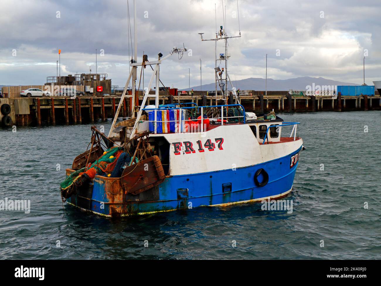 Ein Fischerboot, das den Hafen an der Westküste Schottlands von Mallaig, Morar, Schottland, Vereinigtes Königreich verlässt. Stockfoto