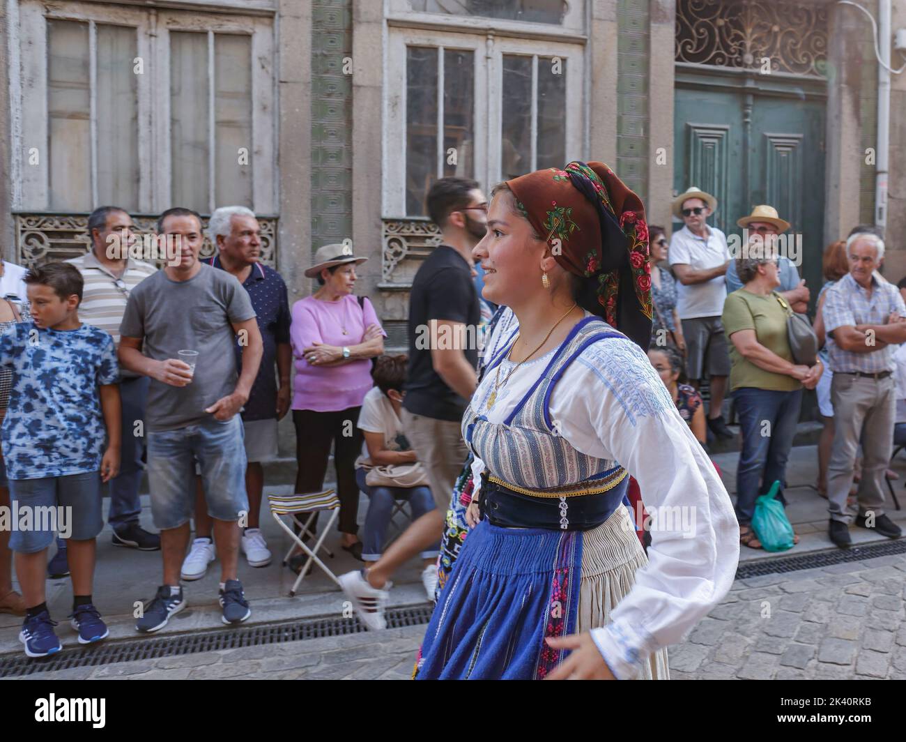 Ponte de Lima - 10. September 2022: Junge Menschen in den traditionellen Kostümen Nordportugals bei der Feiras Novas Festparade. Stockfoto