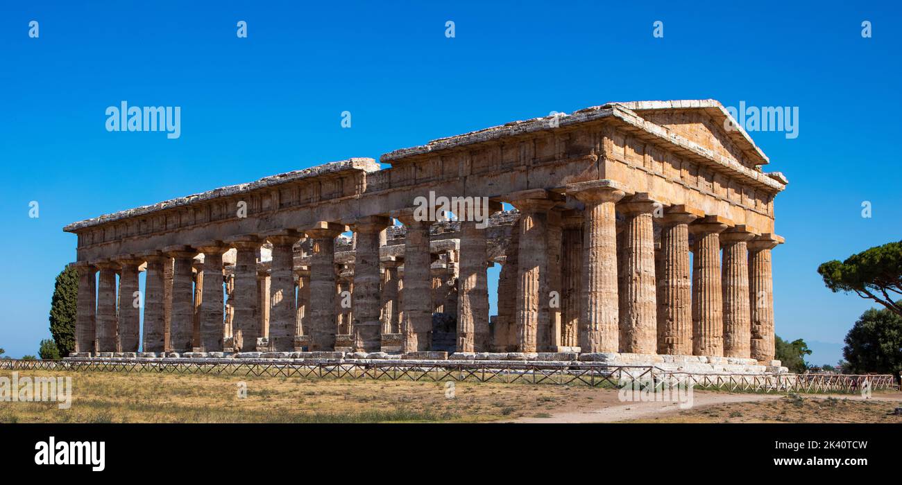 Der Tempel von Hera II (auch bekannt als Neptuntempel) in Paestum in Kampanien ist ein altgriechischer dorischer Tempel, der um 460 - 450 v. Chr. erbaut wurde. Stockfoto