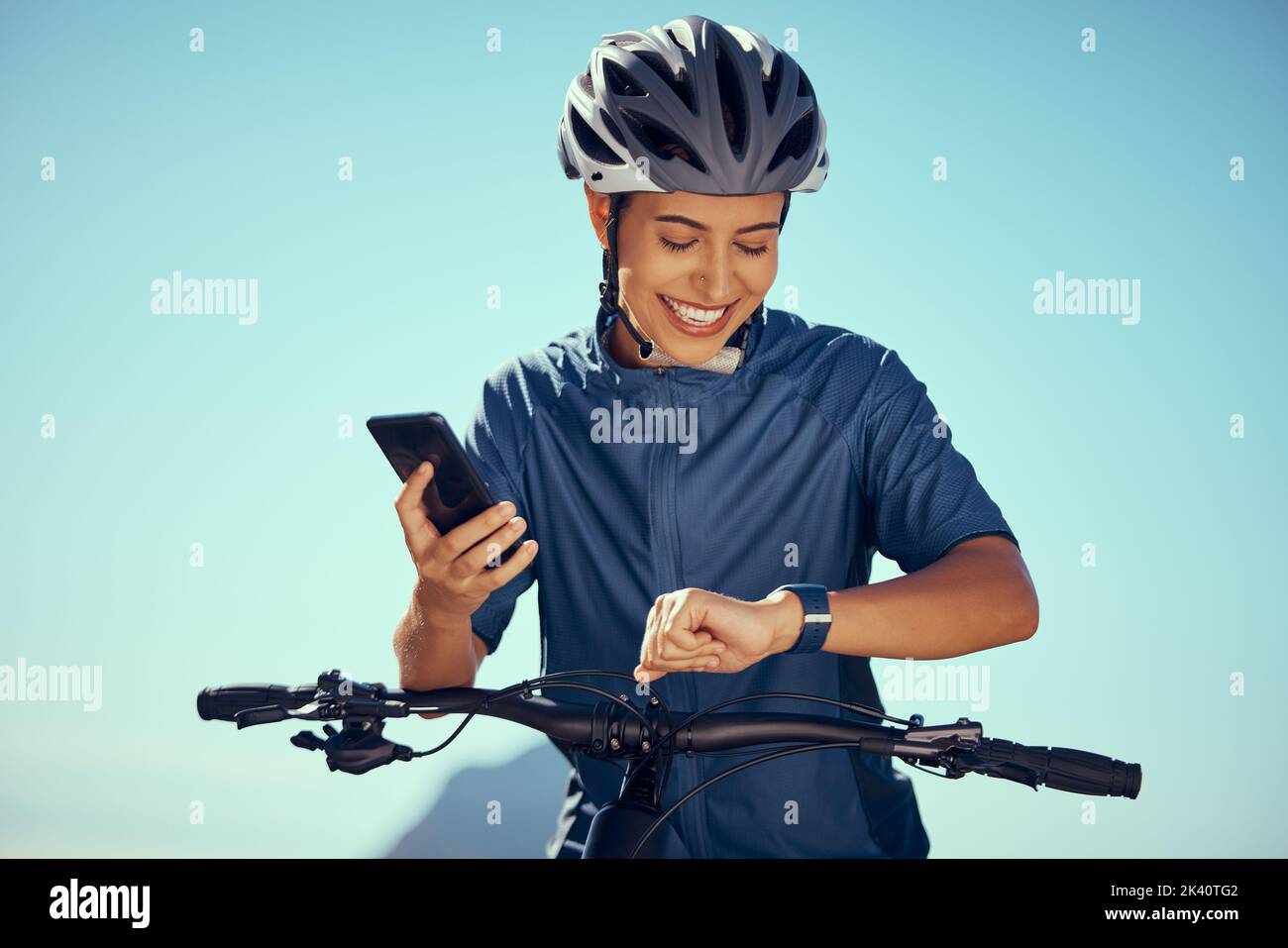 Radfahren Zeit, Bike Natur und Frau Training für den sportlichen Wettbewerb mit Telefonkommunikation, glücklich mit Geschwindigkeit und Bergfitness. Professionell Stockfoto