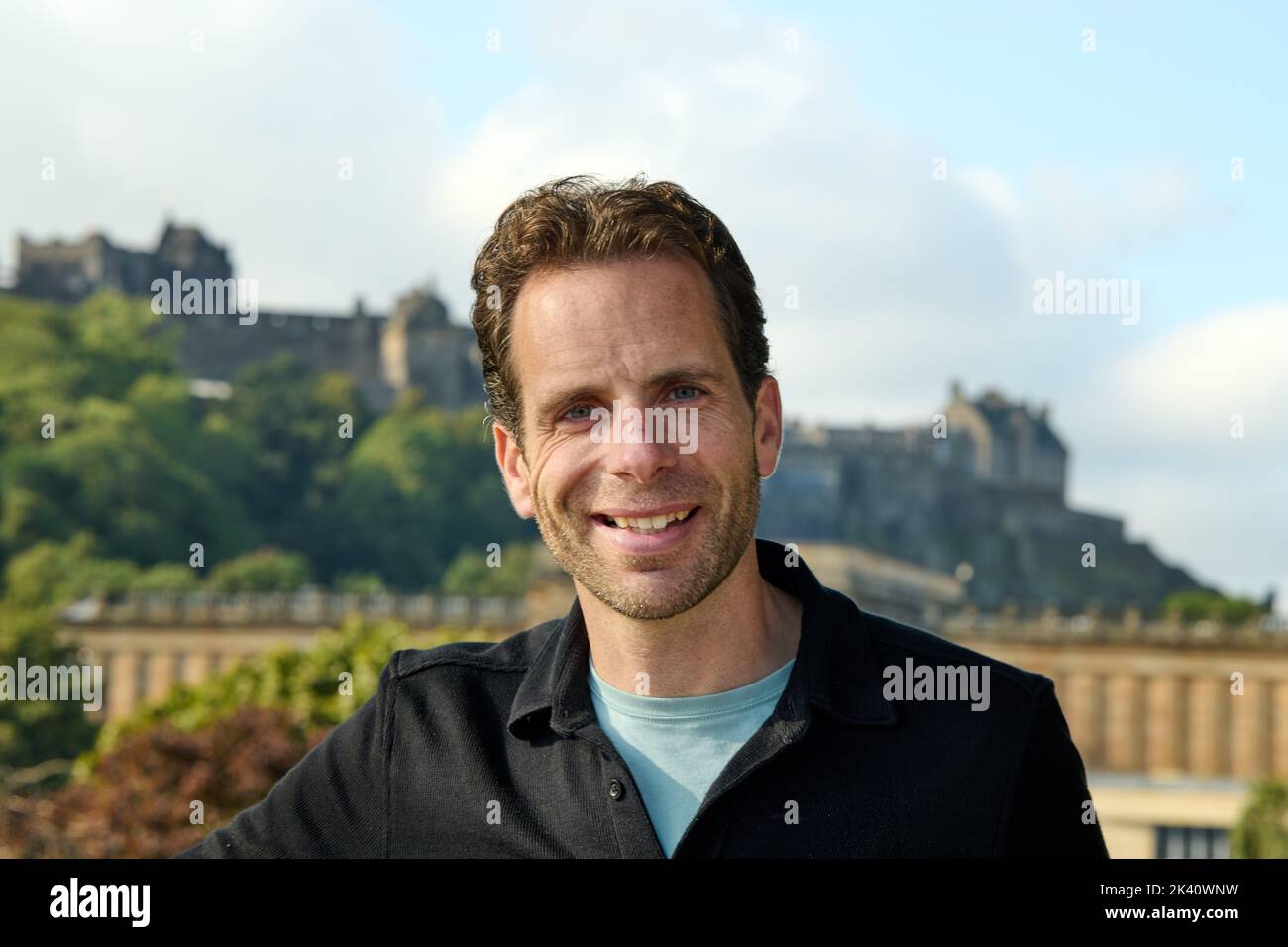 Edinburgh Schottland, Großbritannien 29. September 2022. Der Ausdauerfahrer Mark Beaumont, mit seinem Penny-Farthing und Ratsmitglied Scott Arthur, Transport and Environment Convener für den Rat der Stadt Edinburgh im Stadtzentrum, um den Welt-autofreien Tag in Edinburgh zu fördern, gibt sst/alamy Live-Nachrichten bekannt Stockfoto