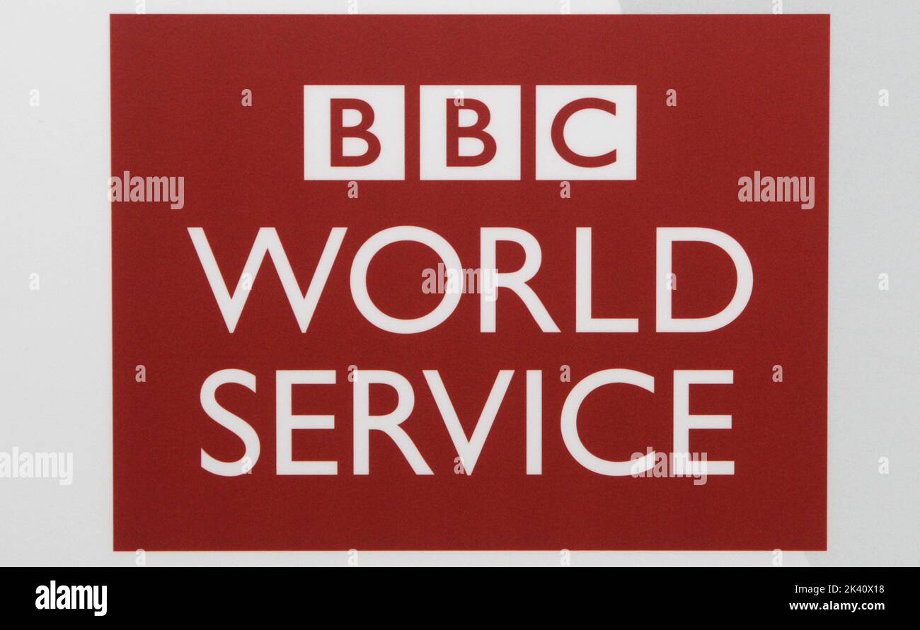 Undatierte Datei Foto des BBC World Service Logos. Die BBC hat Pläne angekündigt, 382 Arbeitsplätze in ihrem gesamten World Service zu kürzen. Im Rahmen der neuen Pläne werden auch der arabische BBC-Rundfunk und der persische BBC-Rundfunk geschlossen. Ausgabedatum: Donnerstag, 29. September 2022. Stockfoto