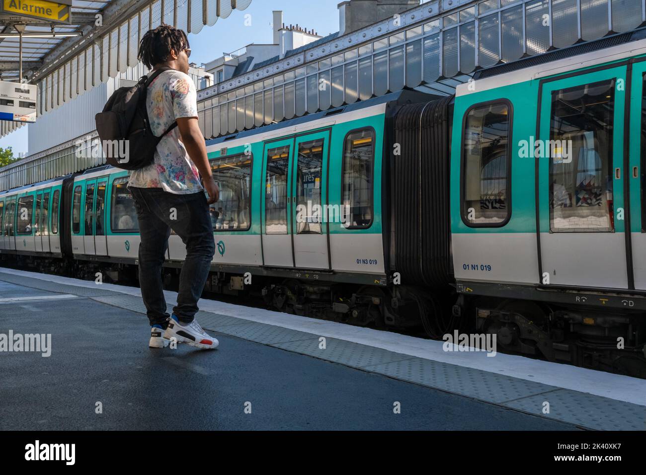 Paris, Frankreich - 31. August 2022: Mann wartet auf die U-Bahn am Bahnhof Jaures Stockfoto