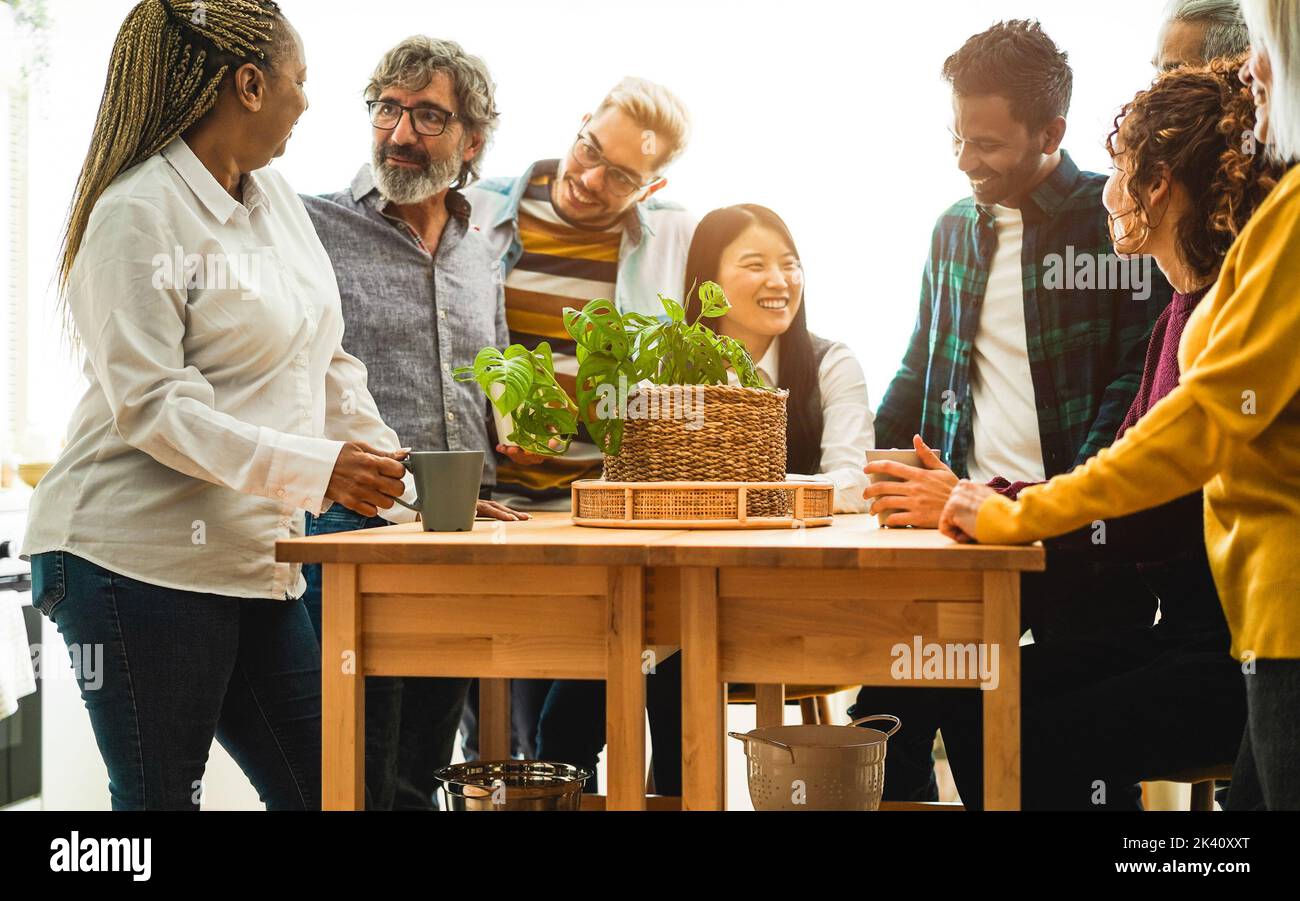 Multirassische glückliche Freunde, die Spaß haben, Kaffee in der Küche zu trinken - Fokus auf ältere afrikanische Frau Kopf Stockfoto