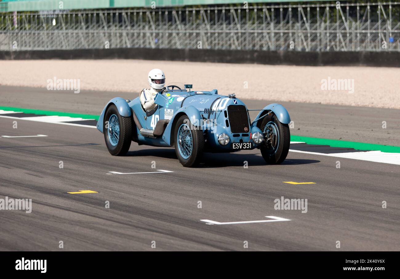 Till Bechtolsheimer fährt seinen Blue, 1936, Talbot Lago T150C, während des MRL Pre-war Sports Cars 'BRDC 500' Race beim Silverstone Classic 2022. Stockfoto