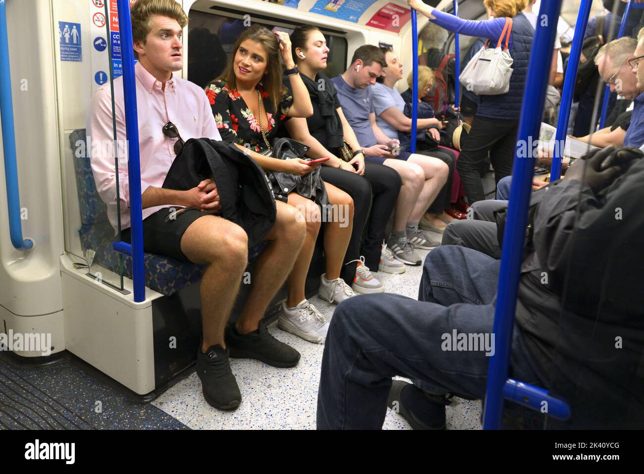 London, England, Großbritannien. Passagiere in einem stark frequentierten U-Bahn-Wagen Stockfoto
