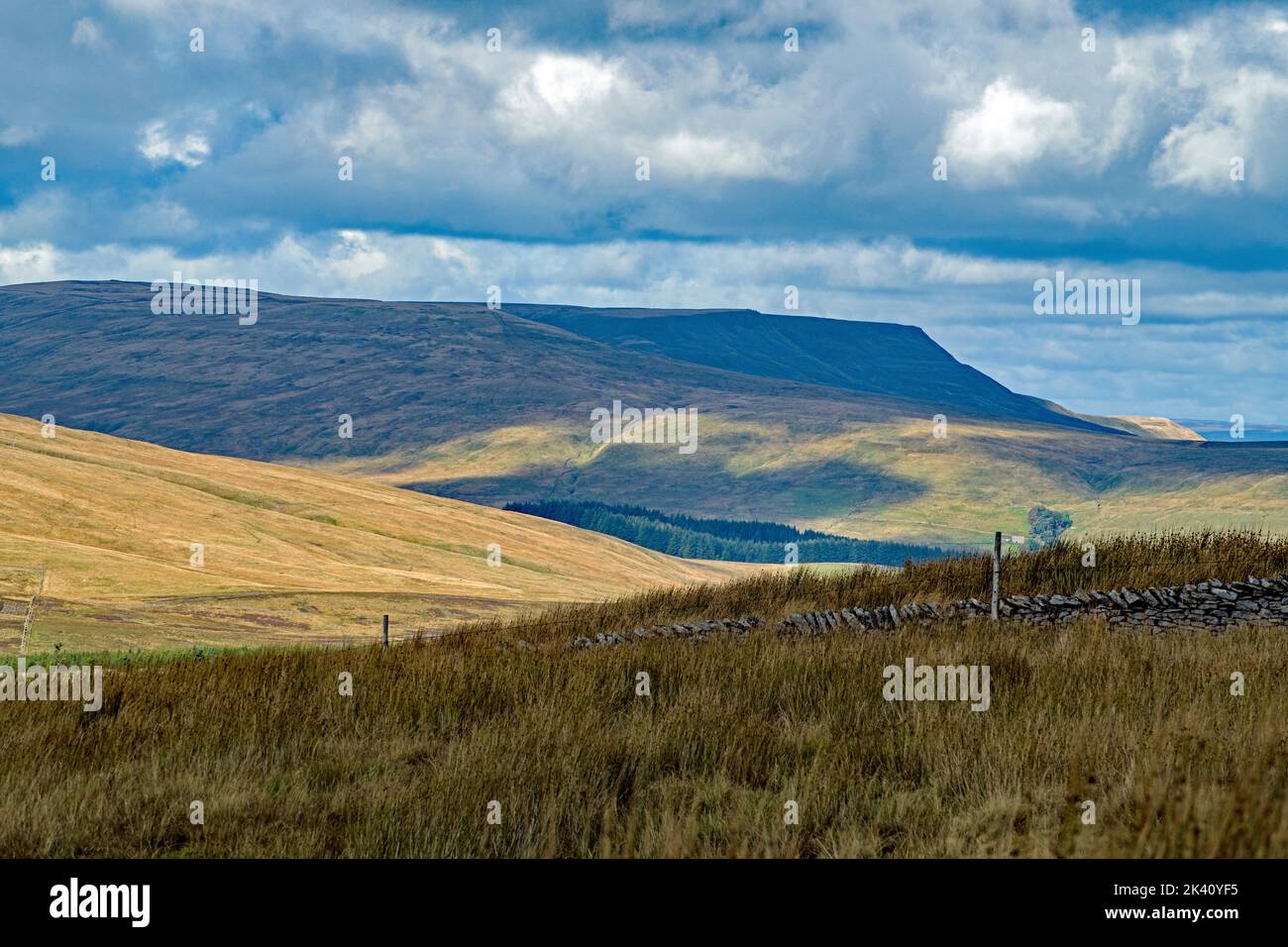 Der Landschaftsblick in Richtung Wildschwein fiel von der Coal Road, die Garsdale und Dent Eisenbahnstationen verbindet Yorkshire Dales Landscape, Cumbria Landscape Stockfoto