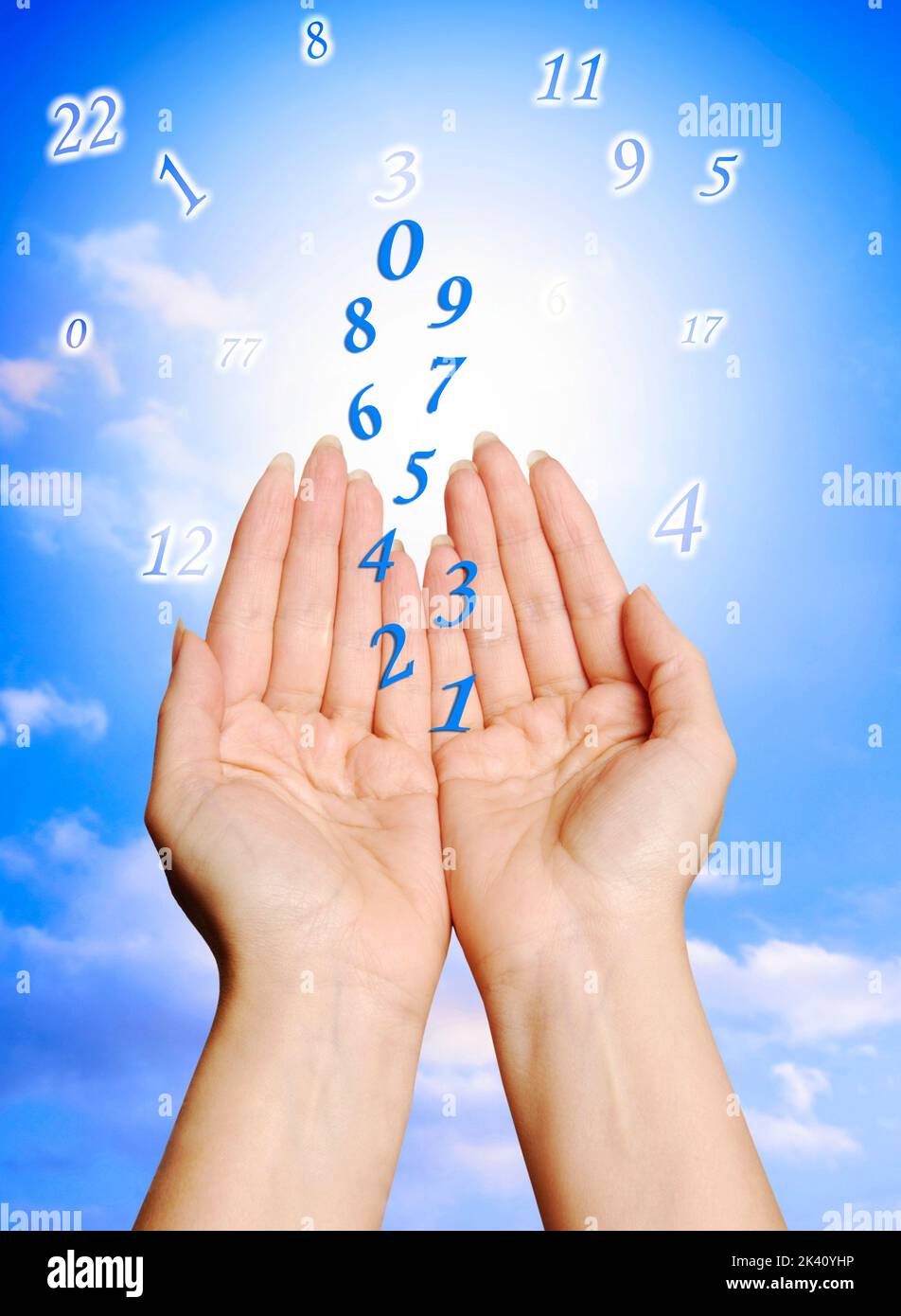 Frau Hände mit verschiedenen Zahlen über blauen Himmel wie Numerologie Konzept Stockfoto