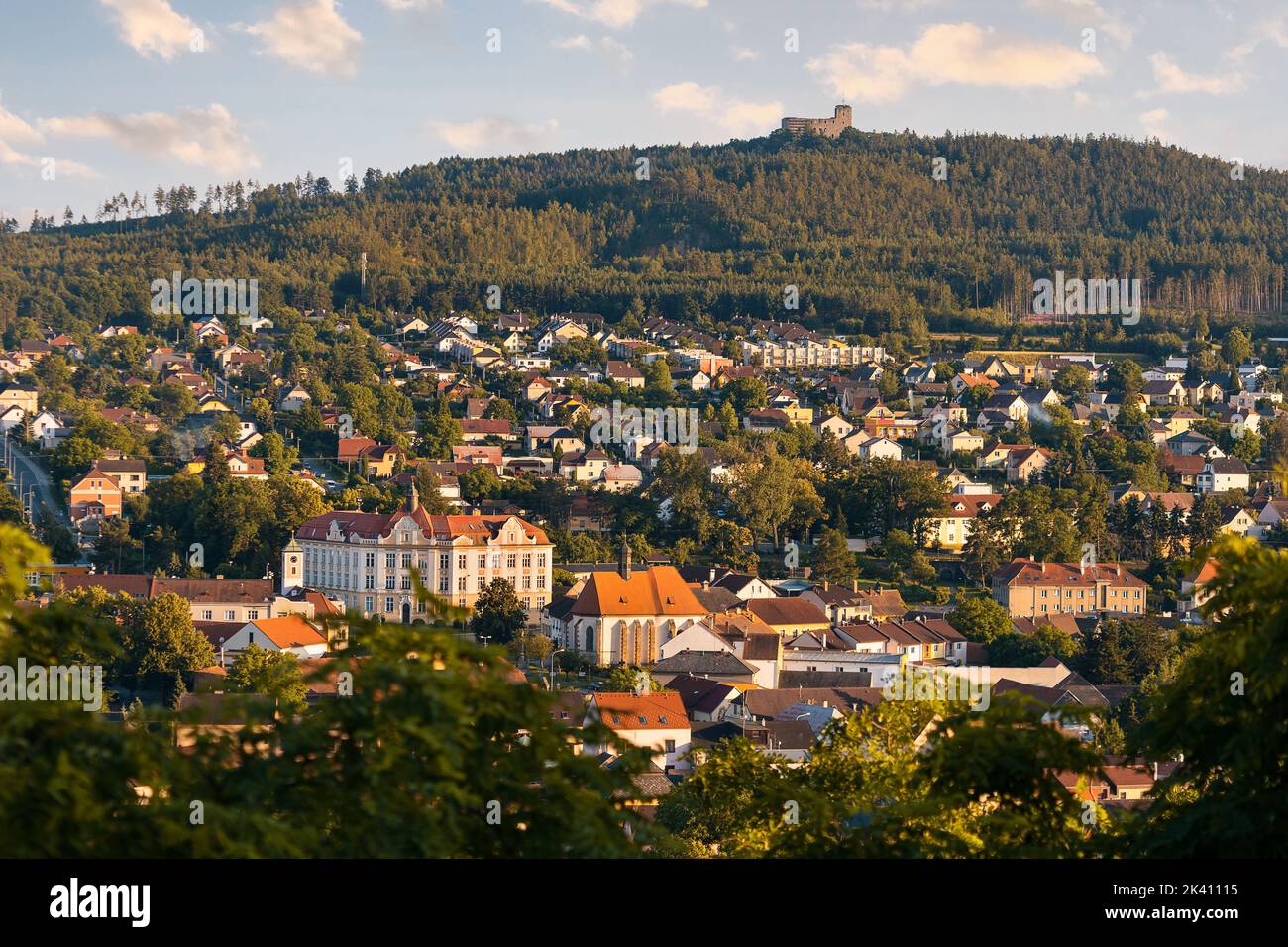 Stadt Stary Plzenec mit Schloss Radyne im Hintergrund. Alte mittelalterliche Stadt in der Nähe von Pilsen in Westböhmen, Tschechische republik. Stockfoto