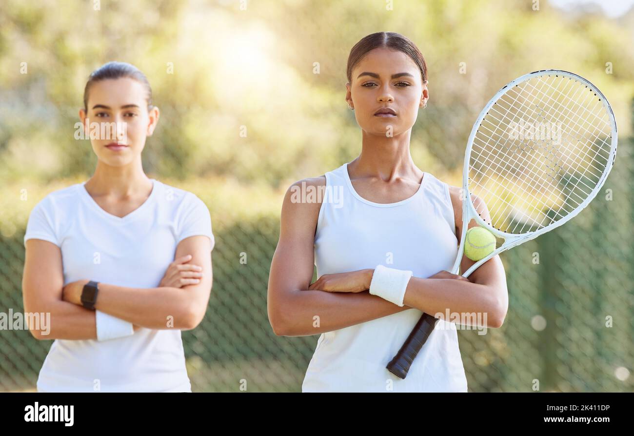 Frauen, Tennisplatz und Teamarbeit Zusammenarbeit in Sport-Training, Training und Bewegung für den Wettbewerb. Freunde Porträt, Fitness und persönlich Stockfoto